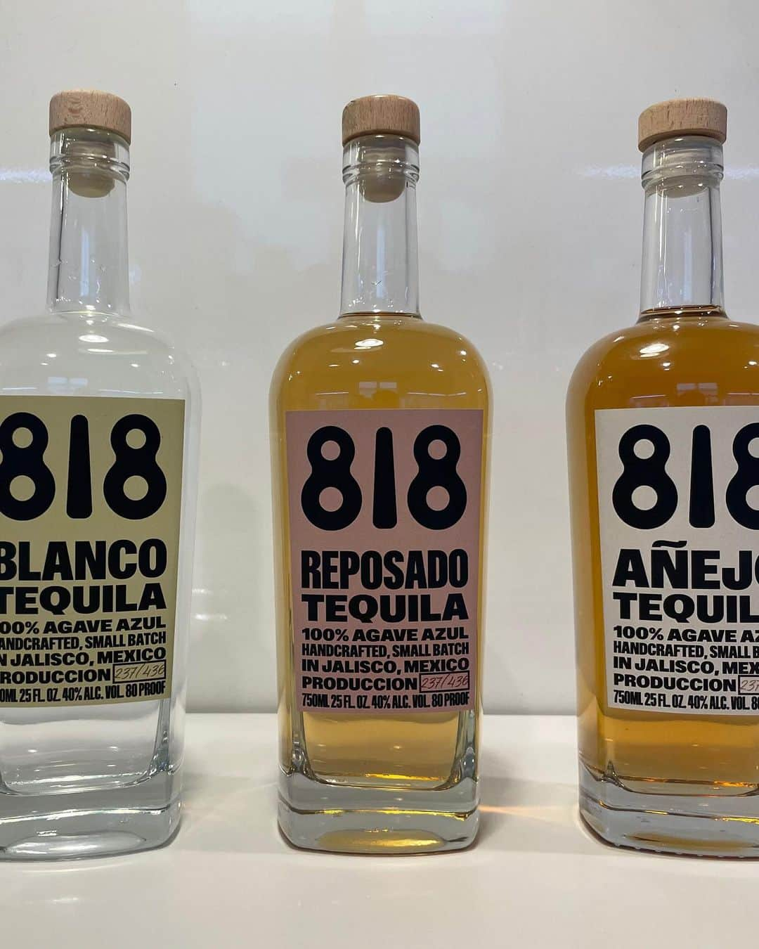 ケンダル・ジェンナーさんのインスタグラム写真 - (ケンダル・ジェンナーInstagram)「for almost 4 years i’ve been on a journey to create the best tasting tequila. after dozens of blind taste tests, trips to our distillery, entering into world tasting competitions anonymously and WINNING (🥳) ..3.5 years later i think we’ve done it! this is all we’ve been drinking for the last year and i can’t wait for everyone else to get their hands on this to enjoy it as much as we do! @drink818 coming soon 🥃🤤」2月17日 2時23分 - kendalljenner