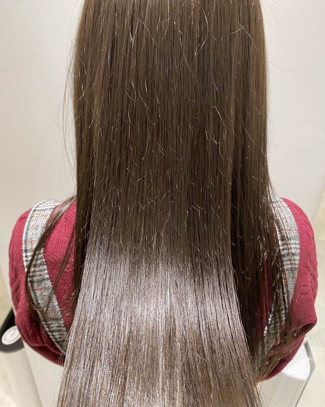 羽田野力哉のインスタグラム：「びっくりするほど圧倒的サラサラ感🌟  「毎日の髪質の悩みとはおさらば」悩みのない明日へ  髪質改善美容師の羽田野力哉（ハタボー）です。  現在、東京原宿のGO TODAY SHAIRSALON原宿ステラ店で髪質に悩める女性を助ける美容師として、活動しております。  僕は髪質改善カラーと髪質改善トリートメント、できるだけダメージをおさえたブリーチと縮毛矯正を得意としており、お客様本来の髪の美しさを引き出す事に全力を尽くしております  もしあなたの髪に艶が無い、痛みやクセ、広がりやパサつき白髪で悩んでいましたら専門美容師にぜひ一度お任せください。  では、あなたの魅力を最大限に引き出し、あなただけの本来の髪質を創る専門家のこだわりをご紹介します。  1️⃣丁寧なカウンセリング  初めての方でも安心して施術を受け、本来の姿になって頂けるように時間をかけてカウンセリング致します。  あなただけの髪質を作るにはカウンセリングが非常に重要となります。  ・髪がパサつく  ・髪引っかかる  ・女性らしい艶髪にしたい  ・まとまりが悪い  ・癖で広がり、ツヤがない  ・乾かすだけで素敵になりたい  などなど、髪のお悩みや施術に関して不安な事や過去に納得がいかなかった点など、なんでもご相談ください。  これまでに専門家として多くの悩みを解決してきた実績があるので、あなたを艶髪に導くための豊富なご提案ができます。  2️⃣完全オーダメイドの髪質改善カラー  あなた本来の髪質を作るには一人一人の髪質やダメージなどに合わせて、専門美容師があなたの髪に最適な髪質改善のコースを組み立てる必要があります。  「毎日の悩みを本当にどうにかしたい」そんな方はぜひ一度プロにお任せください🌟  これまでに髪に悩む多くの女性を、毎日のお悩みから救って来ました  安心してお任せください。お風呂上がりに乾かしたあともまるでサロンのクォリティに。  専門家にお任せいただければ、毎日をシルクのような仕上がりに。  3️⃣技術保証  万が一仕上がりが気に入らなかった場合は無料でお直しさせていただきます。  必ず納得の仕上がりになるまで担当させtいただきますのでご安心ください。  4️⃣予約制の完全個室の空間  完全プライベート空感になります 施術を受けて頂くだけでなく、ここで過ごす時間が特別なものであって欲しいと考えており  リラックスした時間を過ごしていただく為に、ご予約は人数制限を設けております。  髪質改善美容師が一人一人に集中し、丁寧にマンツーマンでご対応いたします。  心から安心して施術を受けていただけると幸いです。」