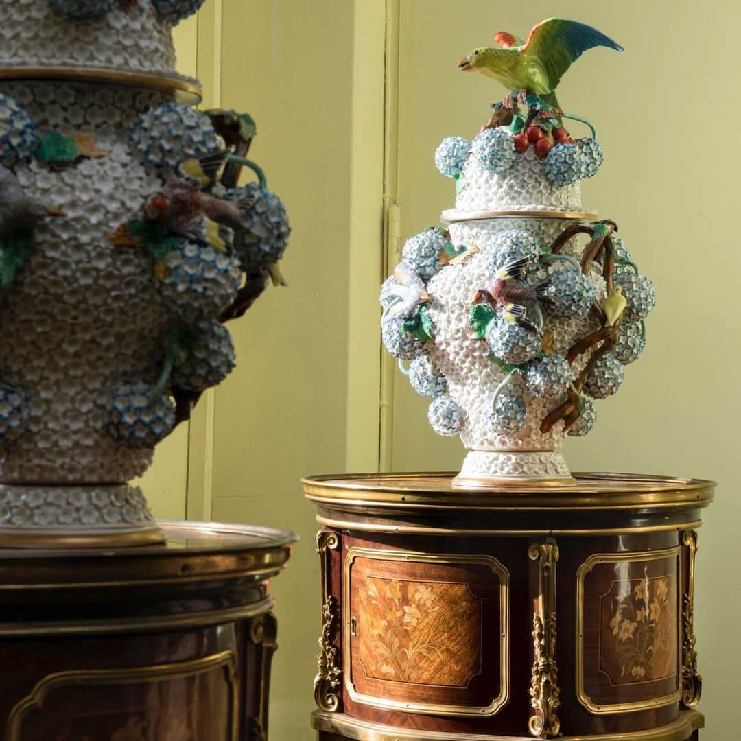 クリスティーズのインスタグラム：「Open for bidding! ✨ Patrick Moorhead: Hidden Treasures presents a selection of artefacts from the eclectic collection of the Brighton based antiques dealer.⠀ .⠀ The lots range from impressive continental 19th century porcelain vases to bois satine and sycamore marquetry bedside tables.⠀ .⠀ Moorhead, whose business has expanded from one to three stores and has branched out to international private clients, worked closely with our team to curate this sale.⠀ .⠀ 'My intention is for this sale to encompass an array of works, not only to showcase the breadth of my business, but also objects that are important to me. The auction is a microcosm of my career over forty years' - Patrick Moorhead.⠀⠀ .⠀ A Pair of Continental Porcelain 'Schneeballen' Vases and Coverslate, 19th Century, Spurious Blue Crossed Swords Mark. Estimate: £5,000-£8,000.⠀⠀ .⠀ A Pair of French Ormolu-Mounted Kingwood, Bois Satine and Sycamore Marquetry Bedside Tables, Late 19th/Early 20th Century. Estimate: £15,000-£25,000.⠀⠀ .⠀ Patrick Moorhead: Hidden Treasures — 4 – 25 February, Online.⠀ .⠀ @christiesinteriors #interiors #antiques #patrickmoorhead #treasures #hiddentreastures #lighting #ceramics #worksofart #furniture #porcelain #vase @patrickmoorheadantiques」