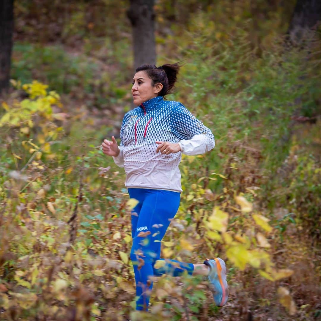 ホカオネオネさんのインスタグラム写真 - (ホカオネオネInstagram)「Verna Volker (@hozhorunner4) is an ultrarunner, Diné woman, teacher, mother, HOKA Global Athlete Ambassador and founder of @native_women_running.  Verna created Native Women Running after becoming frustrated with the lack of representation in the running world, especially of folks who looked like her, and identifying the need for inspiration, visibility and community for Native Women Runners on and off the reservation.   "Running invites you to observe the beauty of the land that you pass through - the sage brush, the trees, the grass. Running invites you to be in communication with our four-legged cousins - the birds of the air, and the insects that fly or crawl. When we run, we feel and experience it all." - @jaylyn.gough   Read more about our Global Athlete Ambassador, Verna Volker, at the link in our bio.   📸 Photos and blog post by @jaylyn.gough   #NativeWomenRunning #TimeToFly」2月17日 2時32分 - hoka