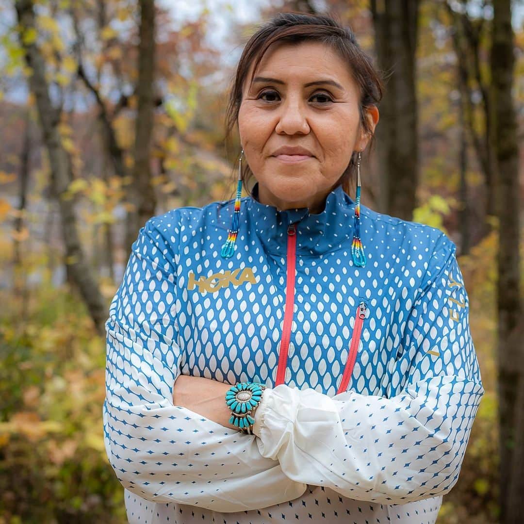 ホカオネオネのインスタグラム：「Verna Volker (@hozhorunner4) is an ultrarunner, Diné woman, teacher, mother, HOKA Global Athlete Ambassador and founder of @native_women_running.  Verna created Native Women Running after becoming frustrated with the lack of representation in the running world, especially of folks who looked like her, and identifying the need for inspiration, visibility and community for Native Women Runners on and off the reservation.   "Running invites you to observe the beauty of the land that you pass through - the sage brush, the trees, the grass. Running invites you to be in communication with our four-legged cousins - the birds of the air, and the insects that fly or crawl. When we run, we feel and experience it all." - @jaylyn.gough   Read more about our Global Athlete Ambassador, Verna Volker, at the link in our bio.   📸 Photos and blog post by @jaylyn.gough   #NativeWomenRunning #TimeToFly」
