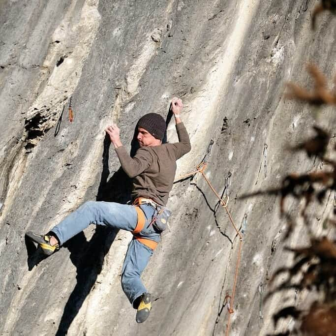 ヨルグ・バーホーベンのインスタグラム：「Happily working on a new (old) project! Nailbiting climbing on polished crimps, barely 15 meters high, slight risk of hitting the ground, what more could you wish for 😬🤯💥 • 📷 @paul_lewandowski95」