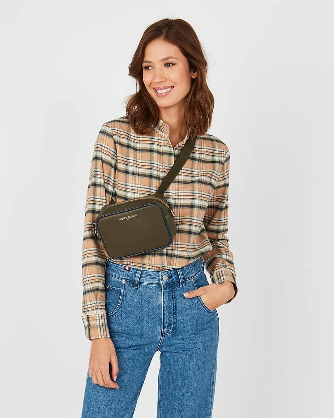 のインスタグラム：「Nouveau sac Marcia banane disponible en ligne et en boutiques. — New Marcia fanny pack available online and in stores.  www.inesdelafressange.fr  #inesdelafressange #inesdelafressangeparis」