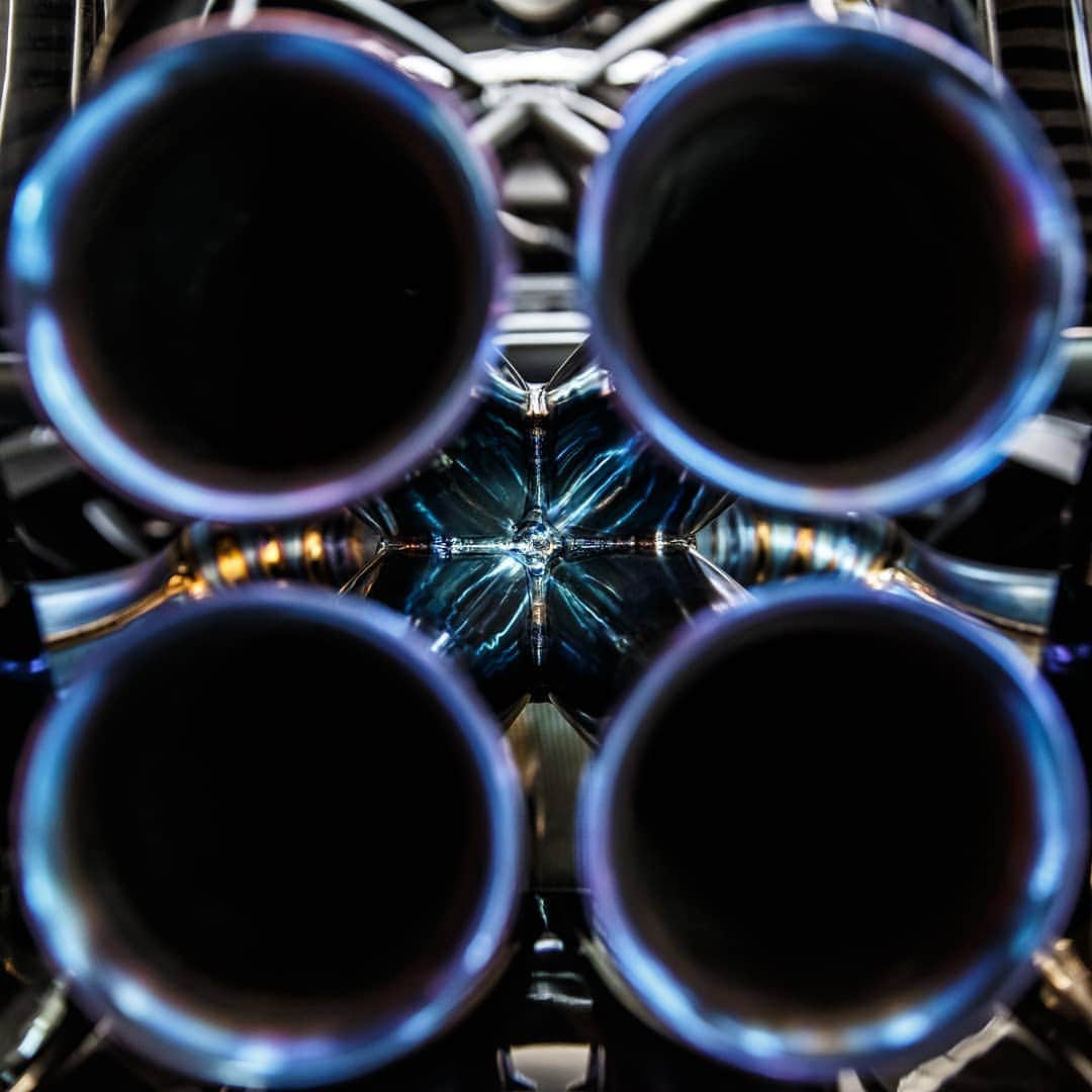 パガーニ・アウトモビリのインスタグラム：「The mesmerizing effect of the hand welding on Roadster BC's exhaust system.  #pagani #paganiautomobili #huayra #roadsterbc #autoitaliana #topgearitalia @marco.zamponi @auto.italiana @topgear_it」
