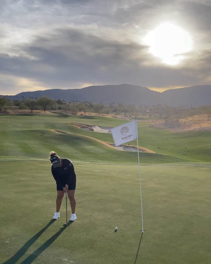 リセット・サラスのインスタグラム：「Spent the past few days at one of my favorite courses in So Cal @ramshillgolfclub Everyday consisted of gorgeous views and conditions to help me get ready for the 2021 season. Day 1 was spent with @gorms9 (always brings a fishing pole🙄) @gorms68 Day 2 was spent with @tfeltz_golf who does amazing work and Day 3 was spent with fam @j.ramirez.landscaping @ramirezsusy for their wedding anniversary! 🖤」