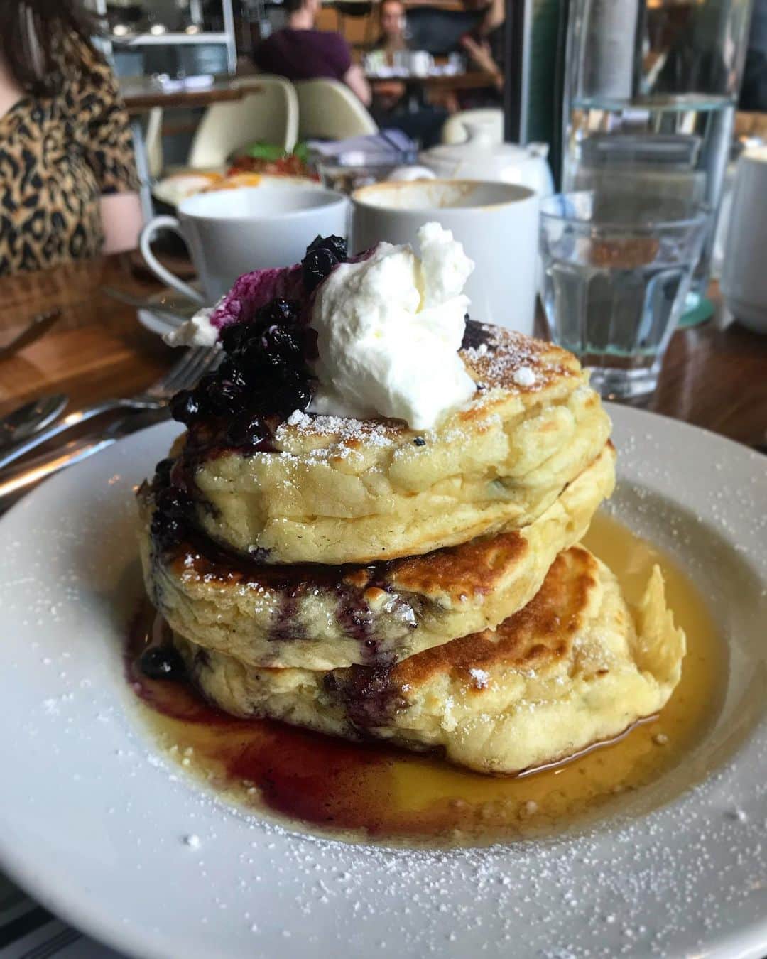Eat With Steph & Coのインスタグラム：「Hands up if you love pancakes ✋🏻 Hands up if you miss travelling 🙌🏻 Im a hard yes to both! Here is a throwback to some dreamy pancakes I had in Canada what feels like last year but thanks to the pandemic was in fact nearly 18 months ago 🙃」