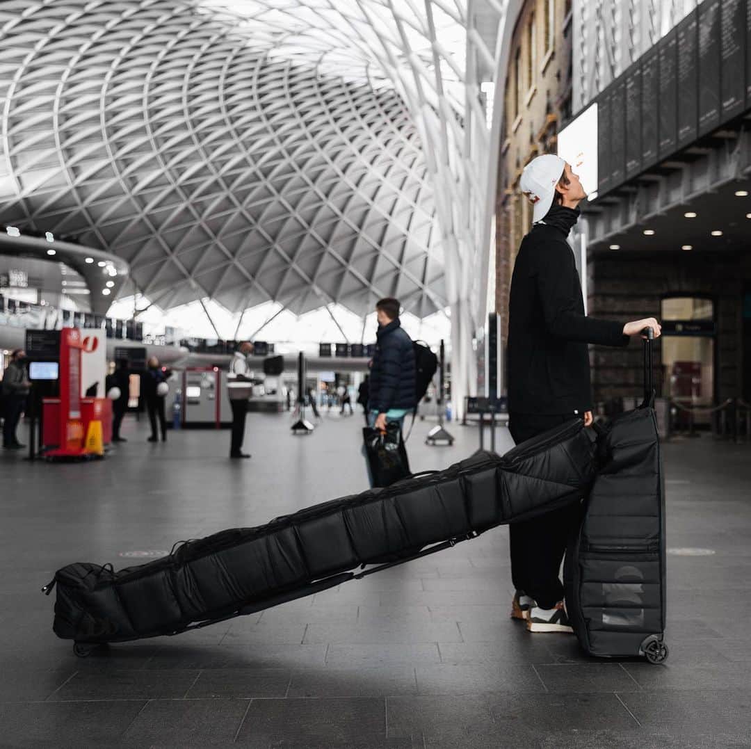ジョーディ・スミスのインスタグラム：「I’m extremely proud and excited to announce my involvement with @dbjourney  it’s been a long time coming and the amount of time and effort that has gone into these board bags is incredible and well worth it. I now feel comfortable about my boards protection. Make travel easy on yourself.」