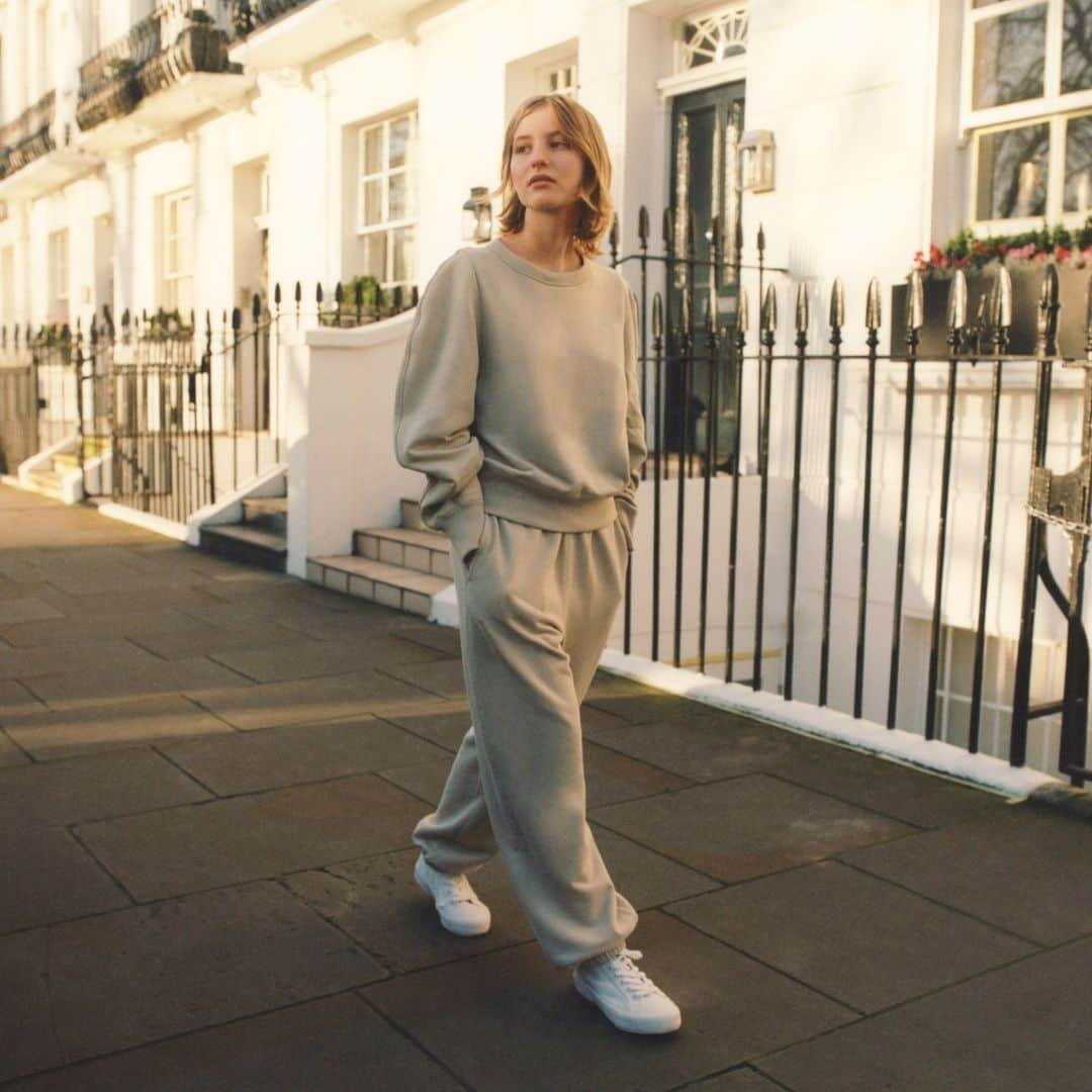 UNIQLO UKのインスタグラム：「Exploring the neighbourhood in signature style.」