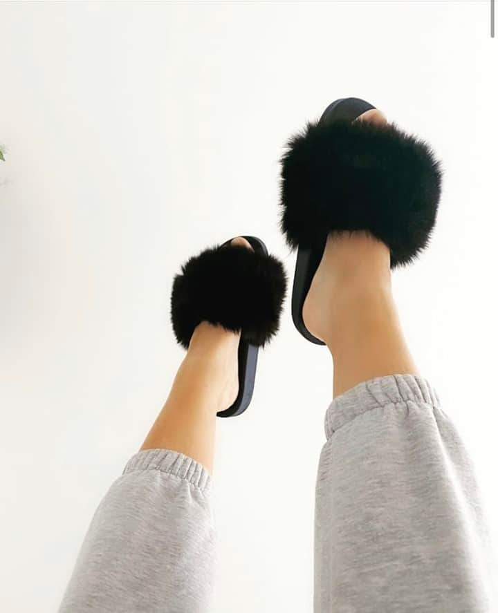 オーストラリアラックスコレクティブのインスタグラム：「Fuzzy slippers only at this point. @australialuxeco @lovefromluxe⠀⠀⠀⠀⠀⠀⠀⠀⠀ ⠀⠀⠀⠀⠀⠀⠀⠀⠀ #australialuxecolection #luxe #slippers #slippershoes #furryslippers #athomeness #iwokeuplikethis  #onlineshopping #onsale #dealstobuy #athomecomfort #luxelove #stylishshoes #shoeaddiction #shoefie⠀⠀⠀⠀⠀⠀⠀⠀⠀ Sent via @planoly #planoly」