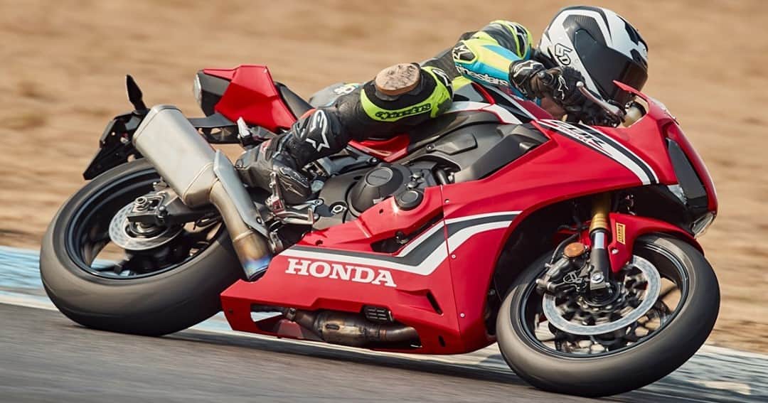 Honda Powersports USさんのインスタグラム写真 - (Honda Powersports USInstagram)「CBR1000RR - Machines like these are a rare breed, and so are their riders. #cbr1000rr #betteronahonda . . PREPPED FOR TRACK USE. PROFESSIONAL RIDER SHOWN ON CLOSED COURSE.」2月17日 3時00分 - honda_powersports_us