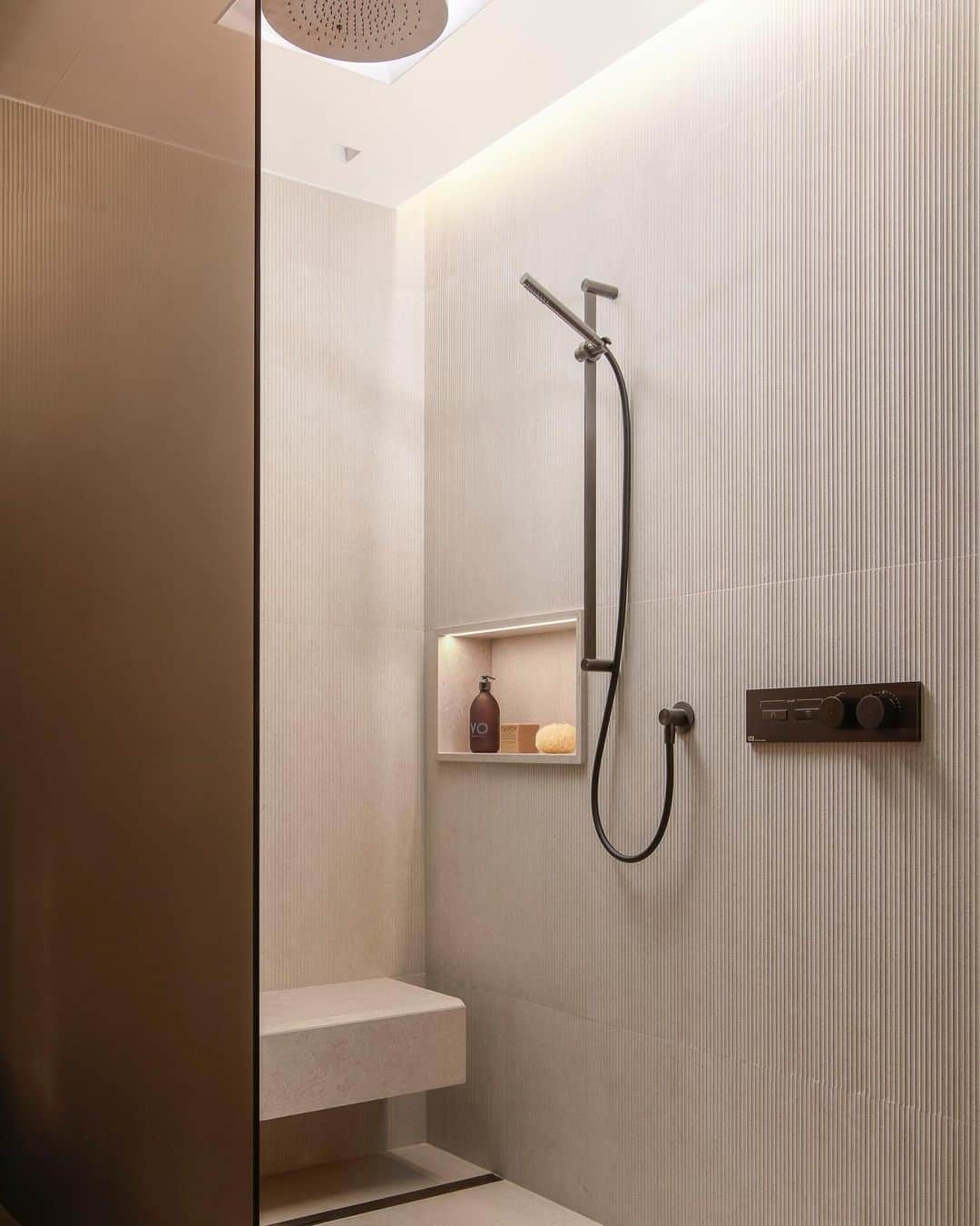 カンパニードプロバンスのインスタグラム：「Inspiration du jour 🤍 Avec notre Savon Liquide Jasmin Noir qui trône fièrement dans cette jolie niche de douche! ⁠ --⁠ Shower inspiration 🤍 With our Black Jamine liquid Soap, showing up proudly on this shower shelve!⁠ --⁠ 📸 @gasteiger.design⁠」