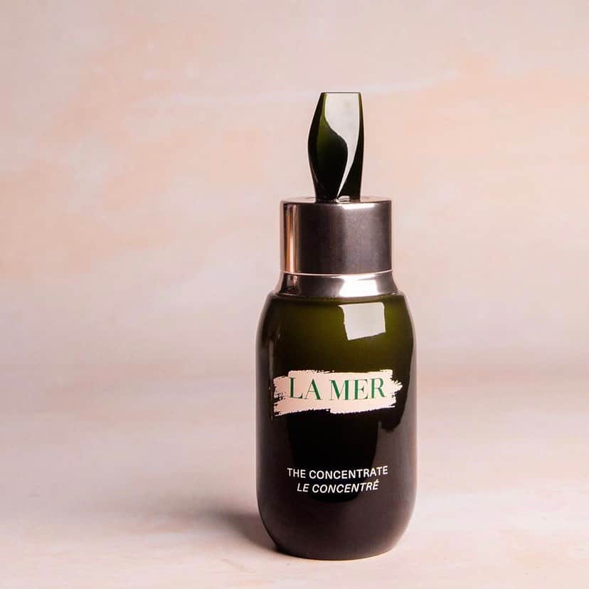 ドゥラメールのインスタグラム：「“There is nothing else like it out there. The serum applies smoothly, absorbs beautifully, makes my skin feel incredible. For me, The Concentrate is my investment and the one product I never want to be without or replace. I am 40 and this really feels like it smooths and strengthens my skin, too. This isn’t just my favourite La Mer product, it is my favourite ever product, above all.” — @anitaaarch #GiftedbyLaMer⁣ ⁣ #Regram ℅ @lameruk」