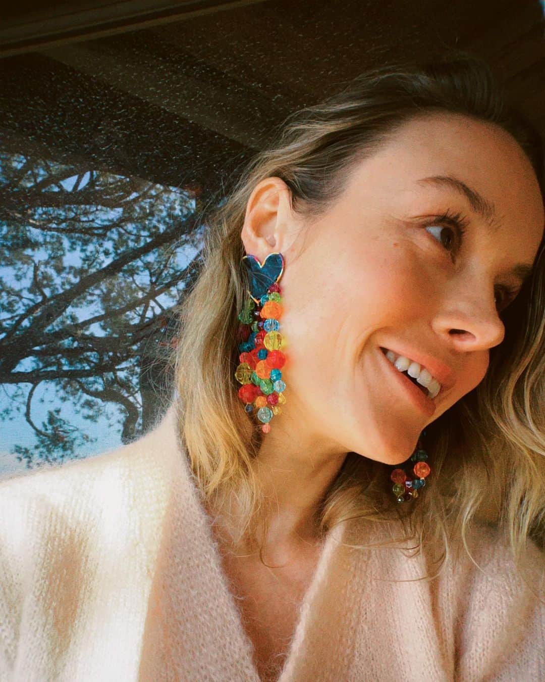 ブリー・ラーソンのインスタグラム：「Q: How many colors can you count in these earrings? A: Not enough!」