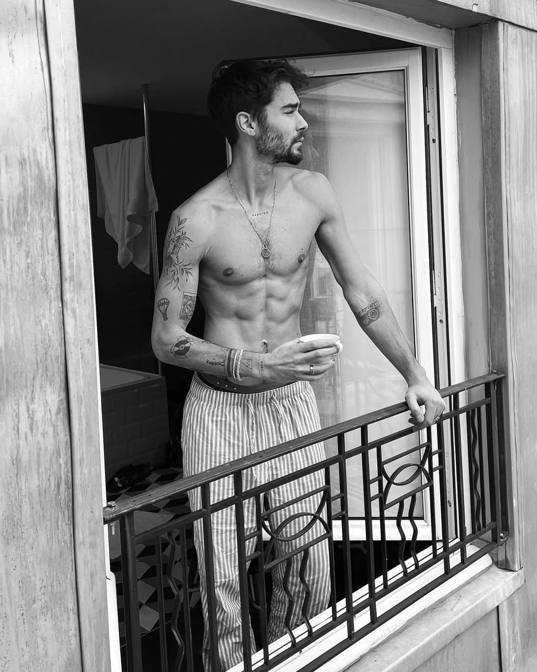 NICOLAS SIMOESのインスタグラム：「Little break at @leshotelsmonsieur ☕️✨」