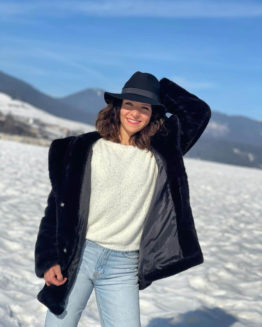 ロベルタ・ロデギエーロのインスタグラム：「Day off means sun and chilling 💁🏻‍♀️🌞❄️」