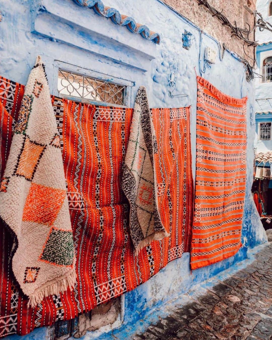 ソルドスのインスタグラム：「currently 💭✨of the stunning blue-washed streets of chefchaouen, morocco ⁣ ⁣⁣ 📷: @efscapes」