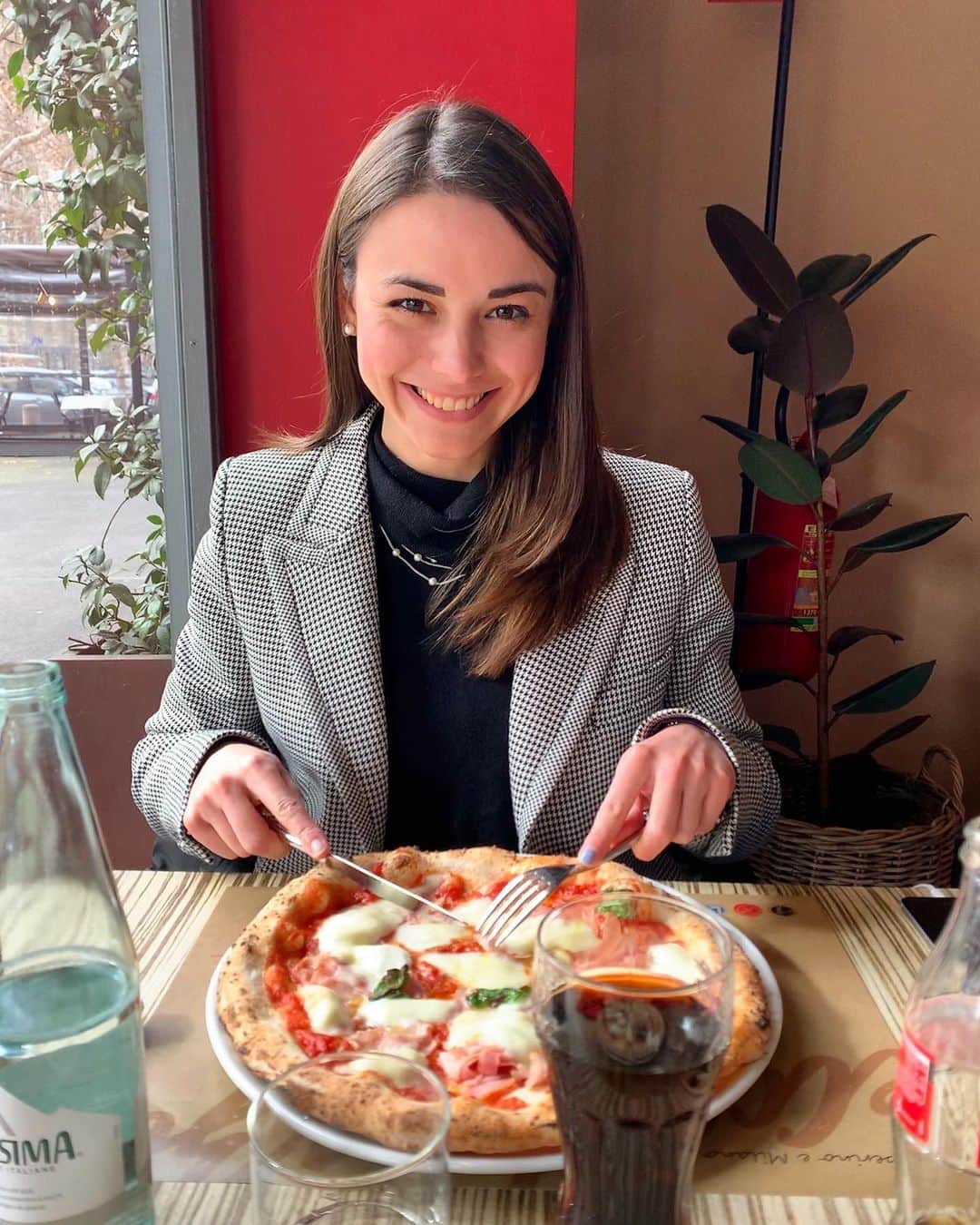 フェデリカ・テスタのインスタグラム：「Pause pranzo felici 🍕 ❤️ #pizzalover #italiansdoitbetter」
