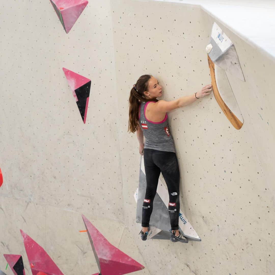 ユリア・フィシェルのインスタグラム：「👀 time to play 🔥 bouldering selections this weekend. Or maybe we should call it @austriaclimbing #winterseries? 😄 📷 by @tobias_lanzanasto」