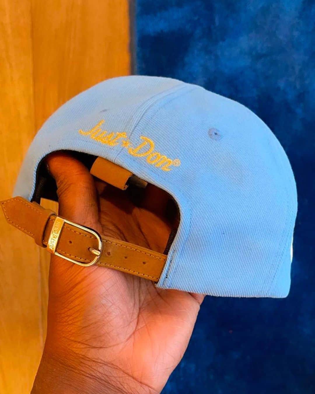 HYPEBEASTさんのインスタグラム写真 - (HYPEBEASTInstagram)「@hypebeaststyle: @virgilabloh has teased a collaboration with @justdon featuring a six-panel strapback cap donning the iconic UNC Tar Heels emblem and colorway. The cap shows a bold @off____white logo above an embroidered “Tarheels” label. Gold “Just Don” branding is stitched onto the back of the cap, above a light brown leather strap, while the right side of the hat features North Carolina Tar Heels’ emblem. Stay tuned for more info.⁠⁠ Photo: Virgil Abloh」2月17日 3時20分 - hypebeast
