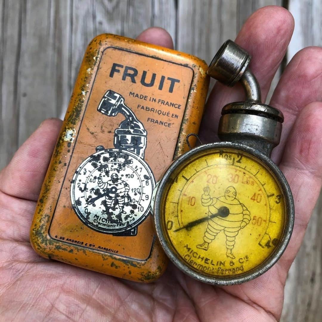 のインスタグラム：「This old pressure gauge may be a thing of the past, but regularly checking your tire pressure isn’t. Thanks for the reminder, Rudy. 📸: @gasandoilsigns」