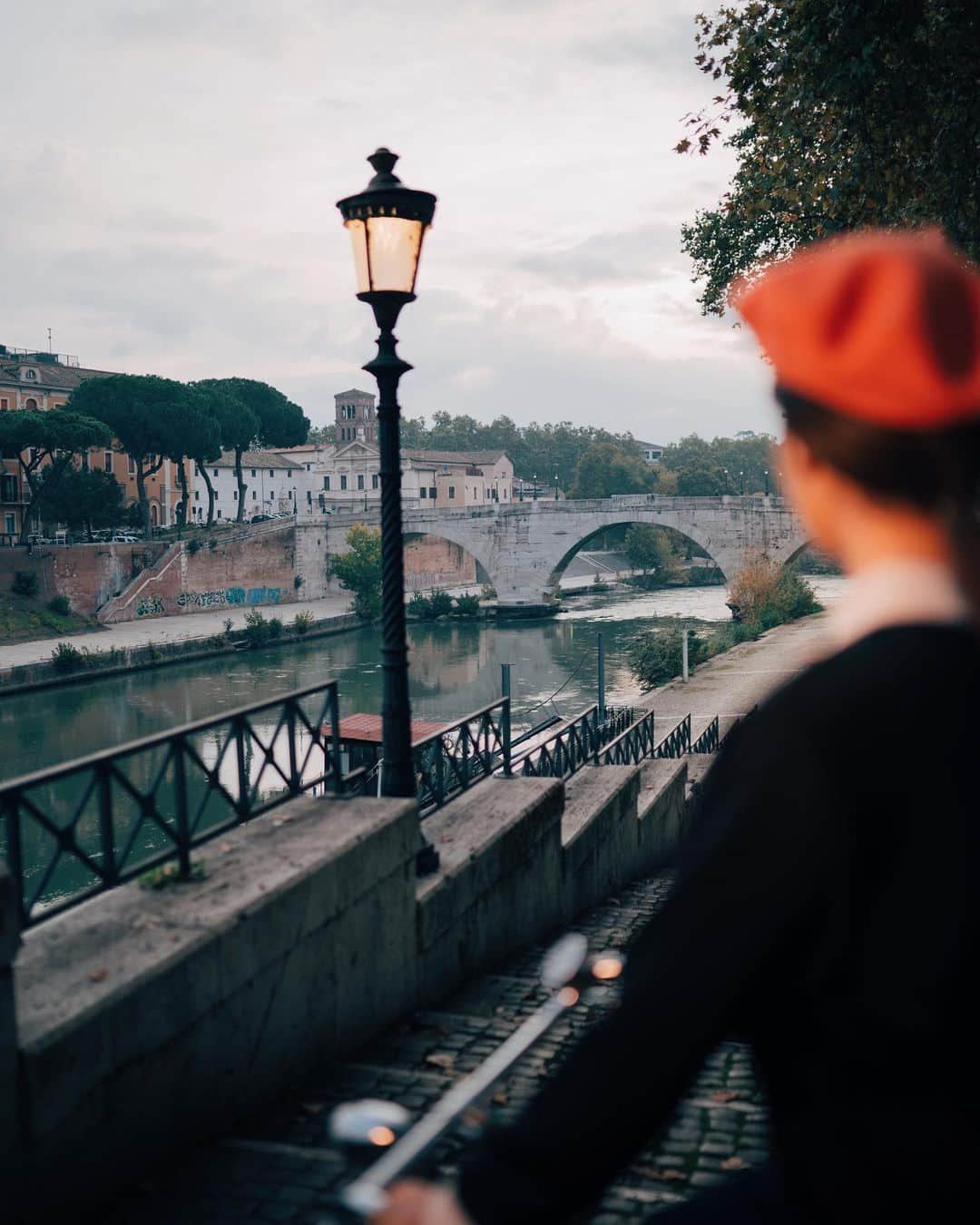 Simone Bramanteさんのインスタグラム写真 - (Simone BramanteInstagram)「{ Rome by 🚲 } • Winter in Rome is not such a harsh winter that you cannot use up the energy of your legs to explore the city.  Of course, cycling in Rome is not an easy experience as I experienced in Sydney or Amsterdam. However the sceneries you can find are unique... #whatitalyis #sonyalpha」2月17日 3時25分 - brahmino