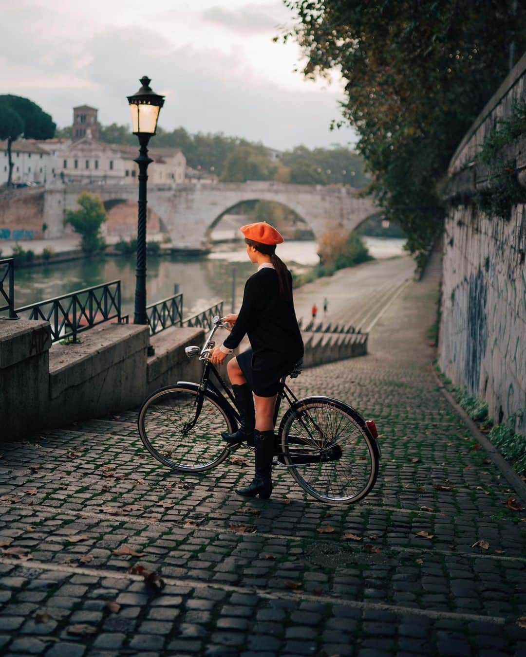 Simone Bramanteのインスタグラム：「{ Rome by 🚲 } • Winter in Rome is not such a harsh winter that you cannot use up the energy of your legs to explore the city.  Of course, cycling in Rome is not an easy experience as I experienced in Sydney or Amsterdam. However the sceneries you can find are unique... #whatitalyis #sonyalpha」