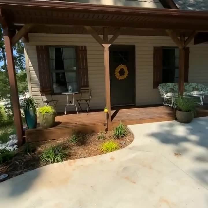 Airbnbのインスタグラム：「As avid travelers themselves, Superhosts Brooke and Jess understand how nice it is to come home to a big, welcoming house in a quiet neighborhood. So they keep it simple while providing everything you need for a long, easy stay. After breakfast (included), explore the trails of Fant’s Grove or the coves and islands of Lake Hartwell—you’re just a block from the water.   Video: @froghollowretreat」