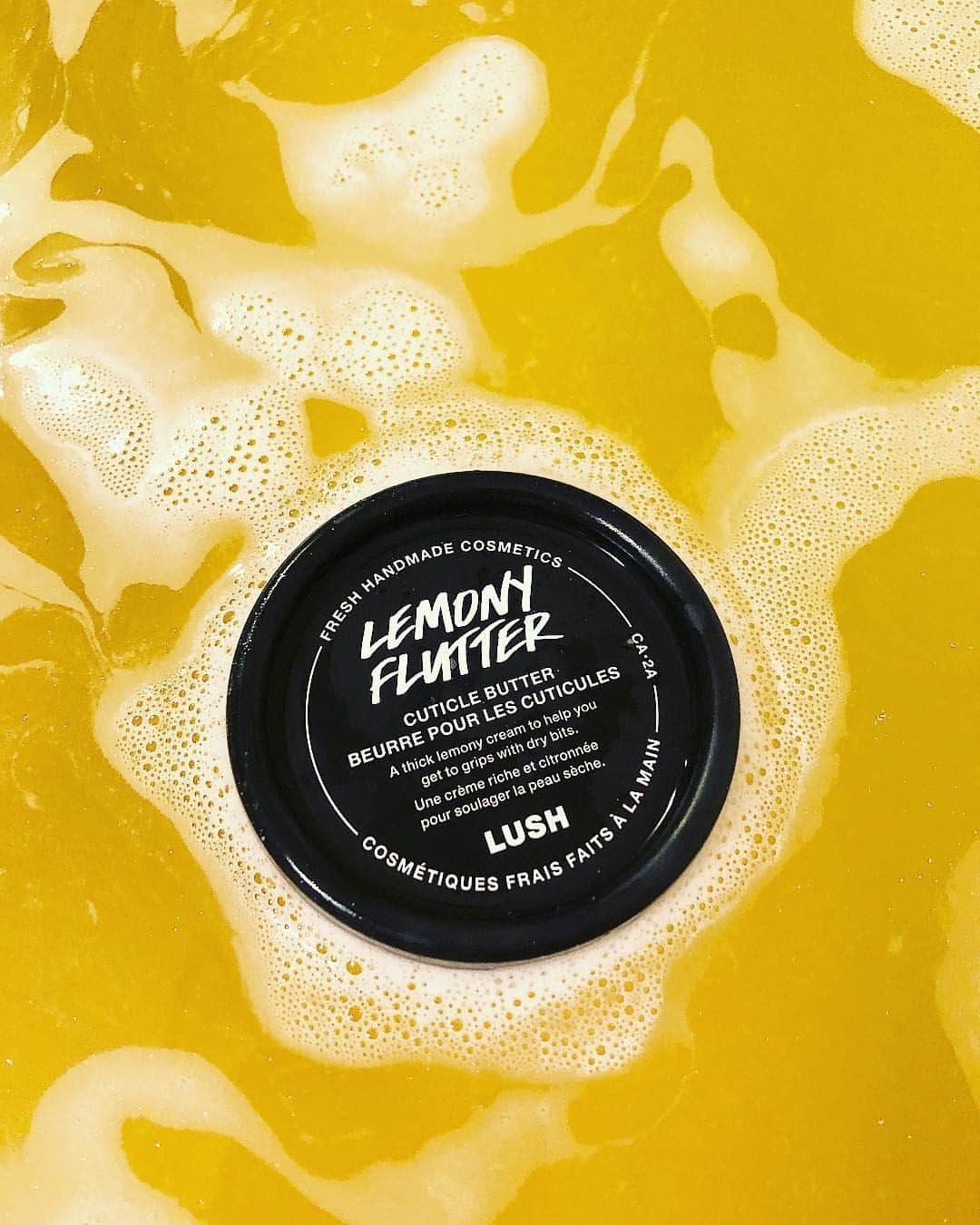LUSH Cosmeticsのインスタグラム：「Nails in need of some love? Hands feeling dry? Want to whip out your jazz hands but are a smidge self-conscious?  If you answered yes to any of the above then you must drop everything and soften those dry, cracked cuticles with this zesty lemon drop of love 🍋   Pro-tip: This thick, buttery salve is a lifesaver for your feet, elbows and knees too. You know what? Slather yourself in it, we do.  📷 @alushley  #lushskincare #lushskincare2021 #lemonyflutter #dryhands #cuticlebutter #manicure #skincare #winterskin #skincareroutine」