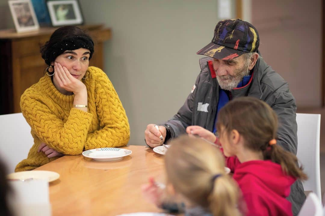 ルモンドさんのインスタグラム写真 - (ルモンドInstagram)「Tous se souviennent avec précision de la date et de l’heure de leur arrivée dans la maison de l’association Lazare, quartier de la Cathédrale, à Nantes. Ce jour-là, la vie de ces sans-abri a basculé ; ils ont quitté la rue pour intégrer une « colocation solidaire » avec des jeunes actifs et des étudiants volontaires.⁣ C’est le principe, éprouvé depuis 2011 par cette association – « d’inspiration chrétienne », selon Loïc Luisetto, son délégué général – qui a déjà ouvert huit maisons en France, à Marseille, Toulouse, Valence, Lyon, Lille, Nantes, Angers et Vaumoise (Oise), soit plus de 200 chambres. Chaque maison comprend un appartement pour les femmes, un autre pour les hommes, quelques studios dits d’« envol » (d’adaptation à une vie autonome), et l’appartement de la « famille hôte » mandatée par l’association pour une durée d’au moins trois ans et chargée de la bonne marche des lieux.⁣ Les colocataires restent le temps qu’ils veulent et chacun verse 300 euros de loyer mensuel, parfois couverts par une éventuelle allocation logement, et 70 euros par mois pour les repas communs. Ces contributions couvrent les charges de gestion de la maison et 60 % du fonctionnement de l’association. Les courses sont décidées ensemble, pour des repas toujours collectifs et personne ne s’approprie une étagère du frigo.⁣ -⁣ Un repas collectif à l’association Lazare (@lazarefrance), à Nantes, le 11 février. Photos: Jérémie Lusseau / Hans Lucas (@studiohanslucas) #PourLeMonde⁣ -⁣ #solidarite #Nantes」2月17日 3時38分 - lemondefr