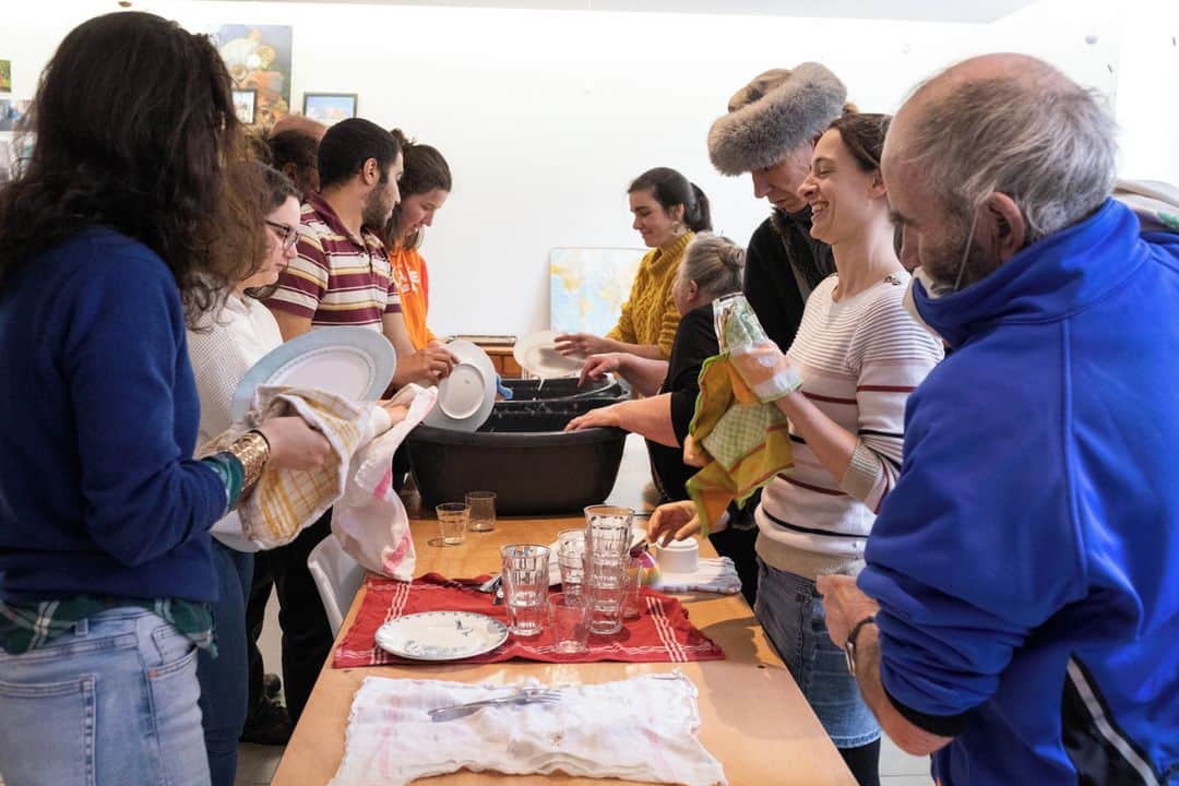 ルモンドのインスタグラム：「Tous se souviennent avec précision de la date et de l’heure de leur arrivée dans la maison de l’association Lazare, quartier de la Cathédrale, à Nantes. Ce jour-là, la vie de ces sans-abri a basculé ; ils ont quitté la rue pour intégrer une « colocation solidaire » avec des jeunes actifs et des étudiants volontaires.⁣ C’est le principe, éprouvé depuis 2011 par cette association – « d’inspiration chrétienne », selon Loïc Luisetto, son délégué général – qui a déjà ouvert huit maisons en France, à Marseille, Toulouse, Valence, Lyon, Lille, Nantes, Angers et Vaumoise (Oise), soit plus de 200 chambres. Chaque maison comprend un appartement pour les femmes, un autre pour les hommes, quelques studios dits d’« envol » (d’adaptation à une vie autonome), et l’appartement de la « famille hôte » mandatée par l’association pour une durée d’au moins trois ans et chargée de la bonne marche des lieux.⁣ Les colocataires restent le temps qu’ils veulent et chacun verse 300 euros de loyer mensuel, parfois couverts par une éventuelle allocation logement, et 70 euros par mois pour les repas communs. Ces contributions couvrent les charges de gestion de la maison et 60 % du fonctionnement de l’association. Les courses sont décidées ensemble, pour des repas toujours collectifs et personne ne s’approprie une étagère du frigo.⁣ -⁣ Un repas collectif à l’association Lazare (@lazarefrance), à Nantes, le 11 février. Photos: Jérémie Lusseau / Hans Lucas (@studiohanslucas) #PourLeMonde⁣ -⁣ #solidarite #Nantes」