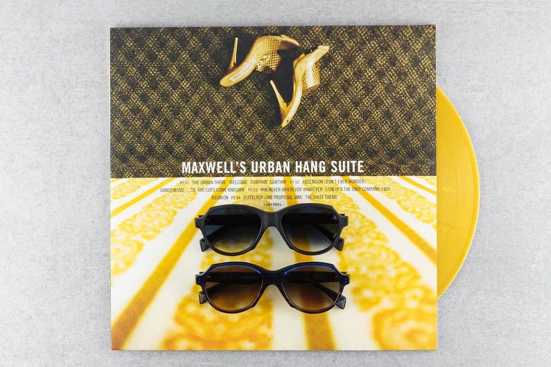 マックスウェルのインスタグラム：「‘s urban hang suite 25  “we couldn’t have done it with out you , tell us what songs got you through , why and be the first of 25 to win a one of a kind autographed special edition package and experience this spring ! “  REUNION : @stateopticalco  @oyes_vision  @thevisioncouncil   in honor of #BHM 20 diverse students will be granted college scholarships to study optometry • 👓   #hindsightis2020  #maxwellsurbanhangsuite25challenge  link in bio」