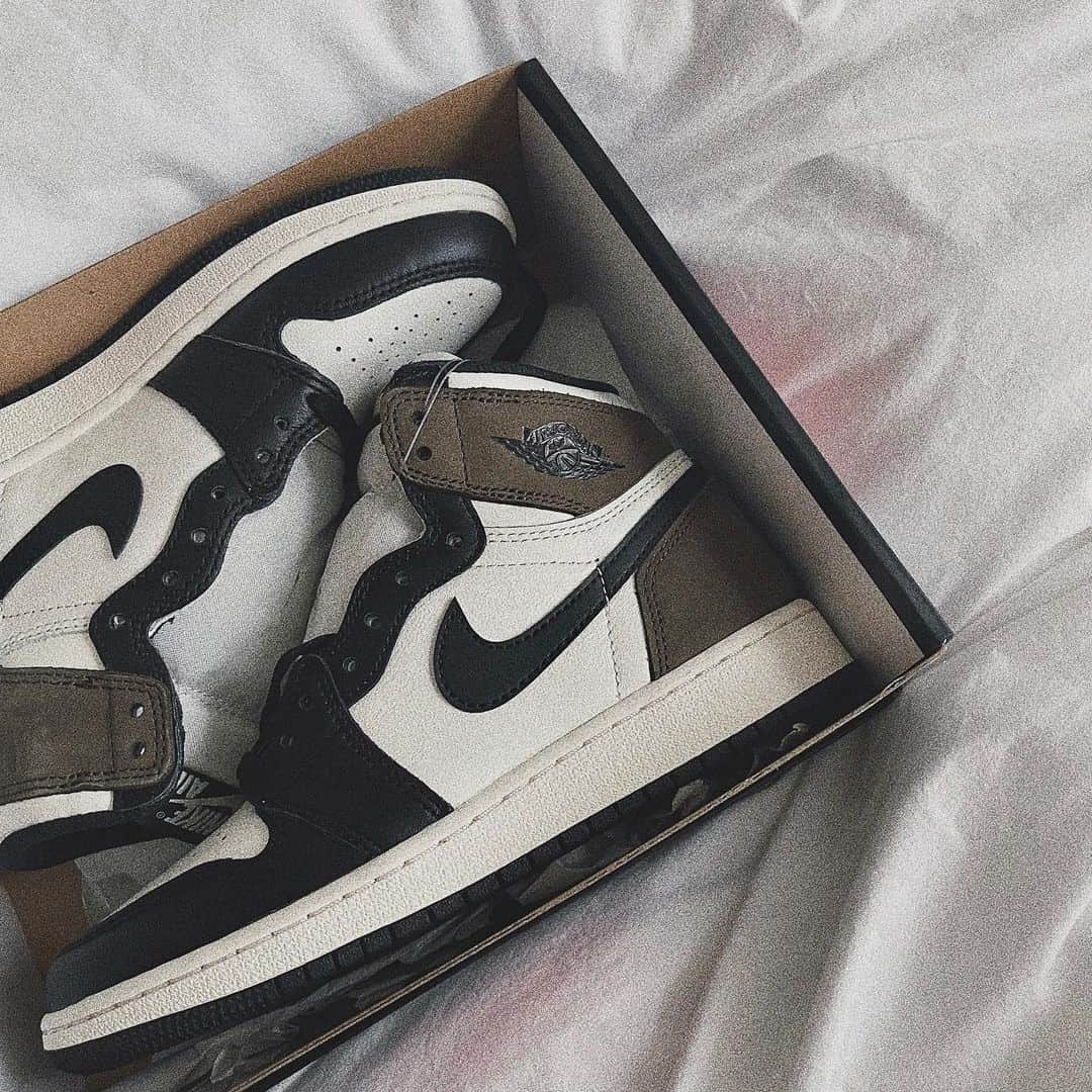 ジェイデ・ピアスのインスタグラム：「GIVEAWAY TIME! 🤍 I’ve teamed up with @sourcedbydrnaf to give one of you a chance to win any trainers/ sneakers up to £500 market price!   To enter you have to: 1. Like this post. 2. Tag 2 friends (share this post to your story for an extra entry). 3. Make sure you’re following @jaydepierce and @sourcedbydrnaf.  Giveaway closes Tuesday 23rd February 2021 so you have a week to enter! Good luck everyone. Give away winner will be announced on this page and contacted directly by me from this page! Please beware of scammers making fake pages. Do not follow any links or give your address out to anyone!  Giveaway IS international 🖤  GIVEAWAY CLOSED! WINNER IS @dandy_x」