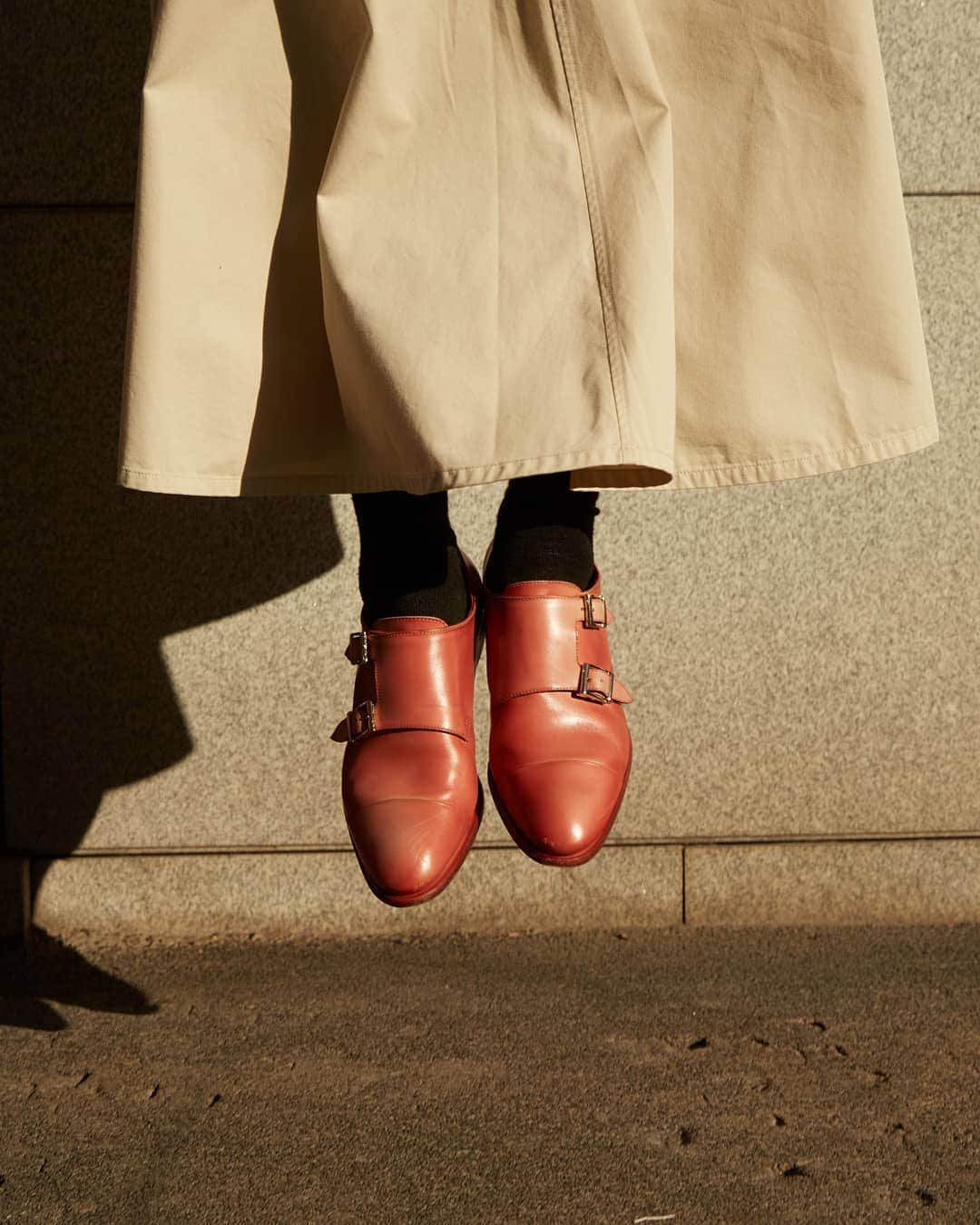 サントーニのインスタグラム：「The timeless enchantment of our double-buckle in hand-colored calfskin, now in perfect nude pink color.  Shop the latest styles in boutiques and on santoni.com    #Santoni #SantoniSS21」
