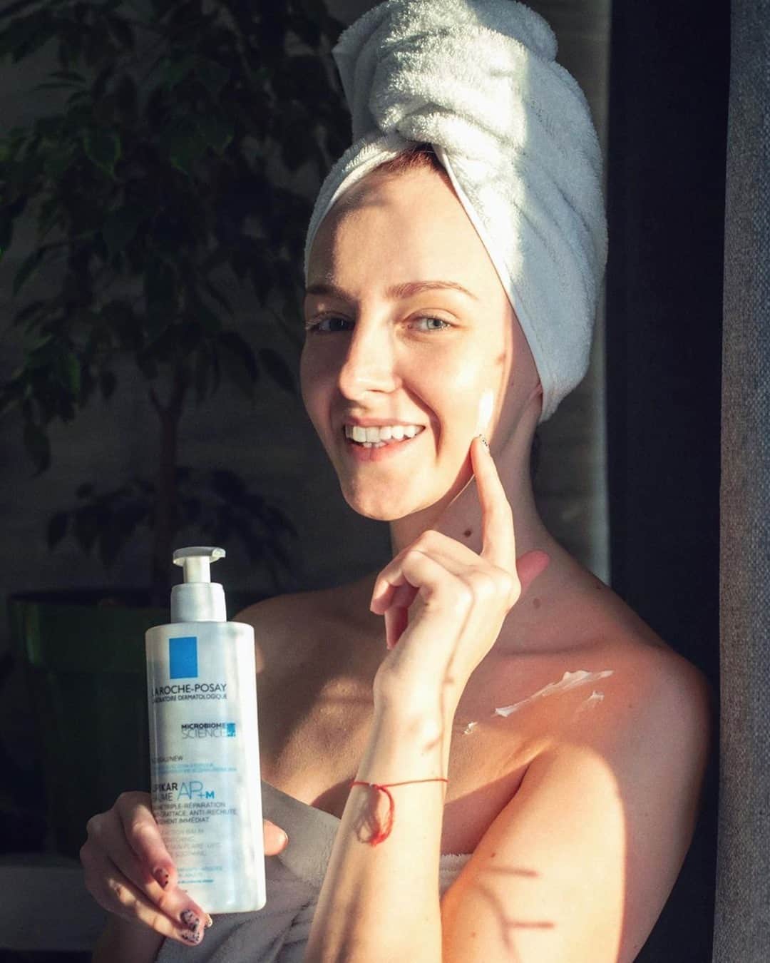 La Roche-Posayさんのインスタグラム写真 - (La Roche-PosayInstagram)「Oh hello @sofiayalomanskaya, and thank you for this after-shower routine shot!  Lipikar AP+M is the perfect product for daily use and suitable for all the family. As you so well said, it helps to protect, hydrate, soothe skin and rebalance microbiome.  Perfect for atopic eczema- prone skin, it will be your best companion through winter! Lots of #lrplove. 💙  All languages spoken here! Feel free to talk to us at any time #larocheposay #lipikar #eczemaproneskin #LifeChangingDermatology Global official page from La Roche-Posay, France」2月17日 3時59分 - larocheposay