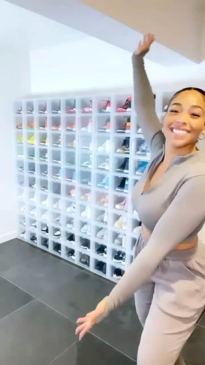 ジョーディン・ウッズのインスタグラム：「shoe organizing magic with @straightenupbyjanelle using @thecontainerstore boxes 😍」