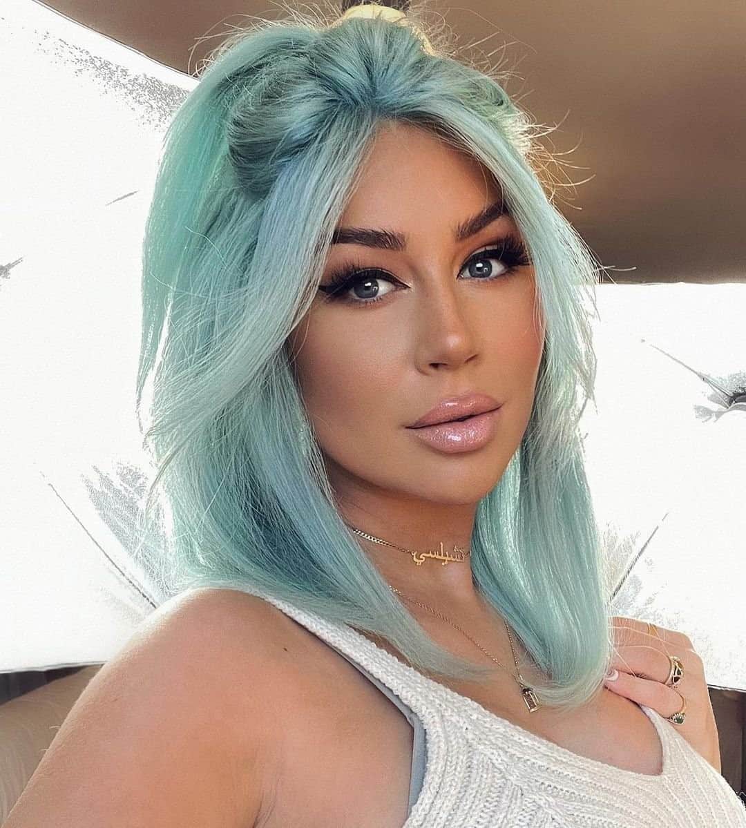 Too Facedのインスタグラム：「We are living for this gorgeous glam 😍✨ @ccclarke wears our Born This Way Foundation shade Golden Beige for a naturally flawless finish! #regram #tfbornthisway #toofaced」