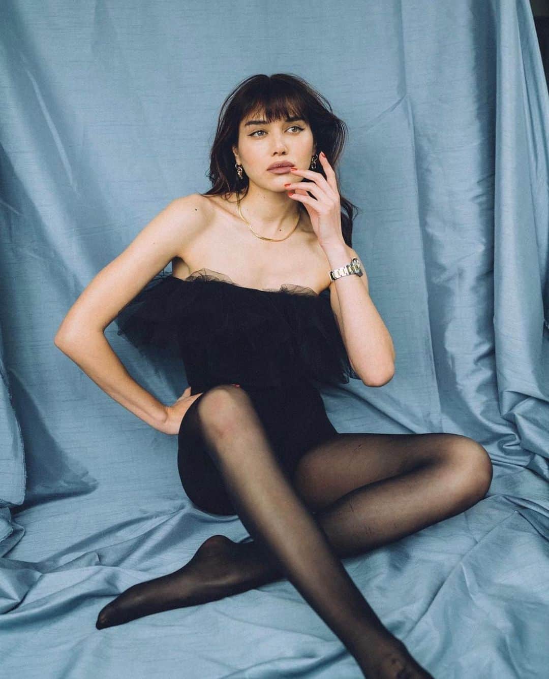 ダニジョーのインスタグラム：「Keep it classic 🖤 Muse @natalieoffduty in the Kaia earrings #dannijogirls」