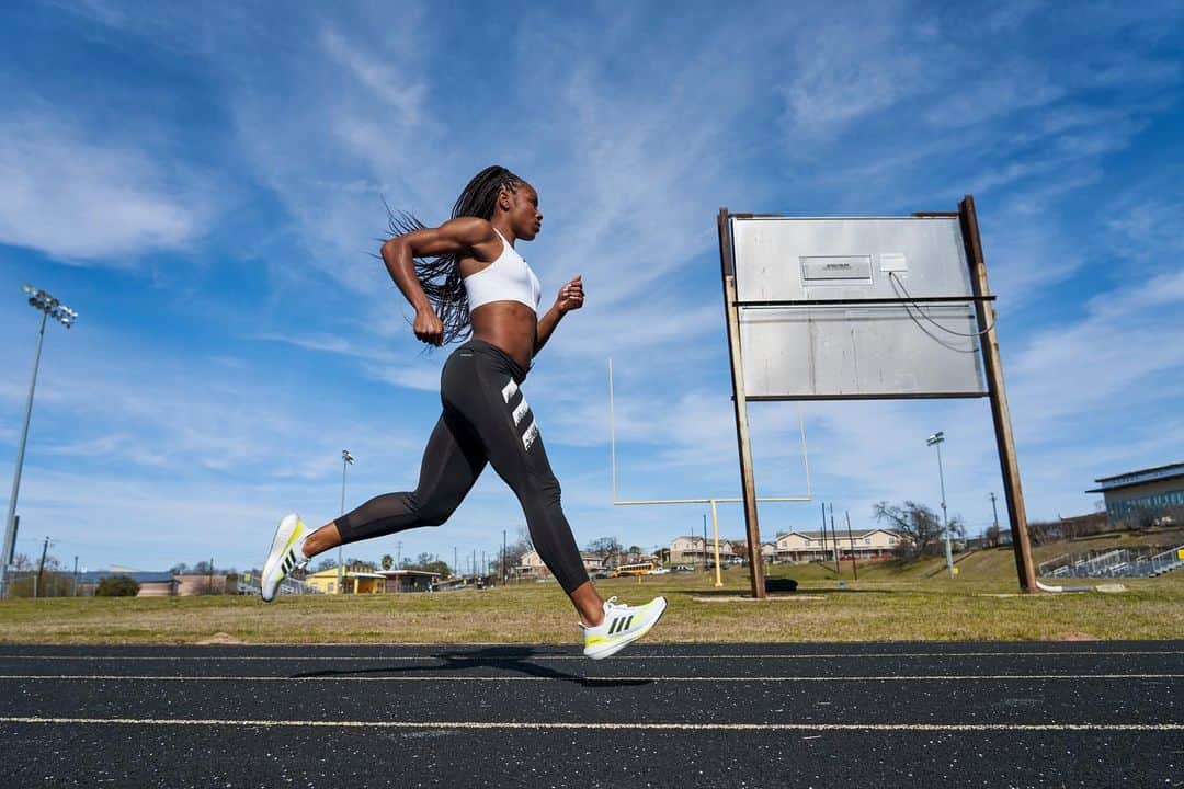 アシュリー・ヘンダーソンのインスタグラム：「One of my favorite sayings is, 'If it was easy, everyone would do it.' As athletes, we need to take care of our bodies, especially if we want them to perform. For me, that means lacing up my adidas Ultraboost 21s, which feature sustainable design, provide the comfort that my sprints require, and most important — give me energy return with every step. ✨  @adidasrunning #Ultraboost 21 #ad」