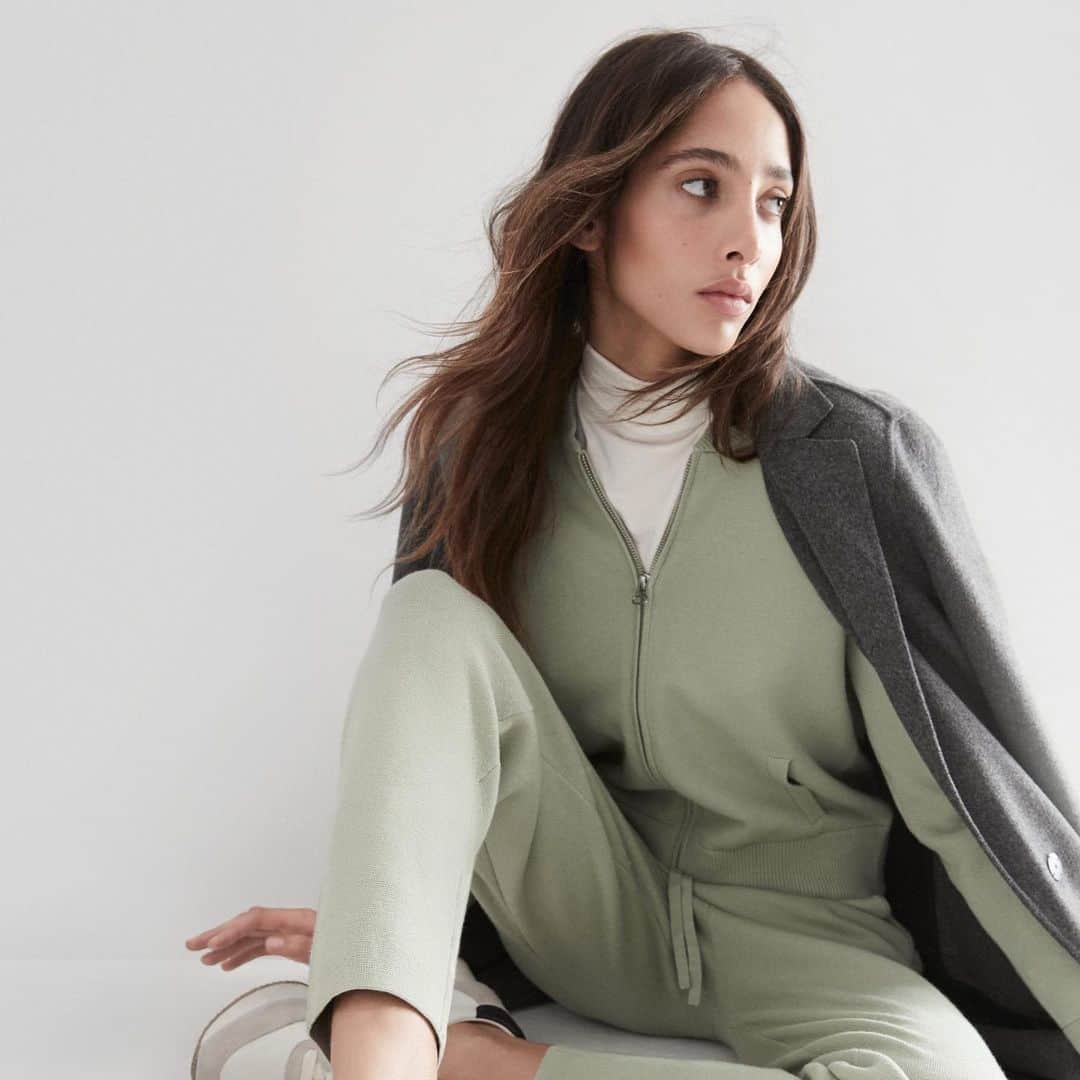 Banana Republic のインスタグラム：「Thinking about Spring days ahead in our comfortable Sweater Bomber and Jogger set, available in a light green option. Tap to get the look.」