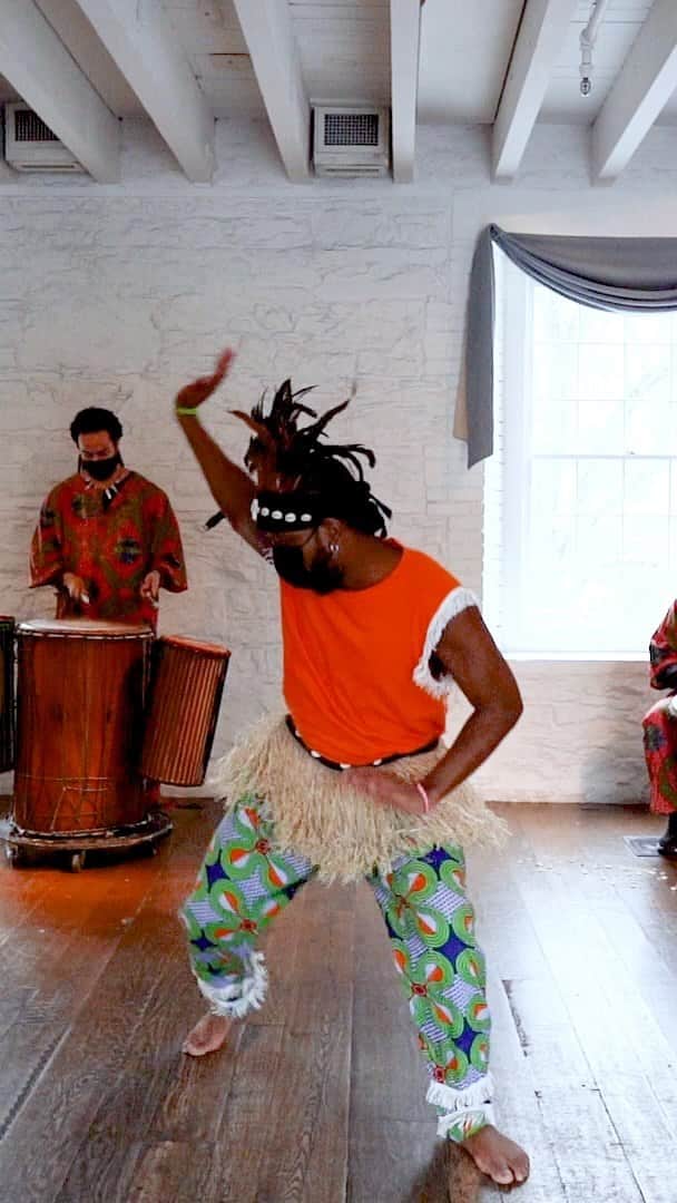 ニューヨーク植物園のインスタグラム：「Celebrate #BlackHistoryMonth with "Let Us Pull Together," a high-energy performance from @harambeedanceco reflecting the majesty of the African diaspora through movement, percussion, and original music. . Have a look at Harambee's recent performance from NYBG's Stone Mill, then hit the link in our bio to learn more about the Dance Company and discover other events, stories, and activities for Black History Month at Home. . #nybgathome #museumfromhome #culturefromhome」