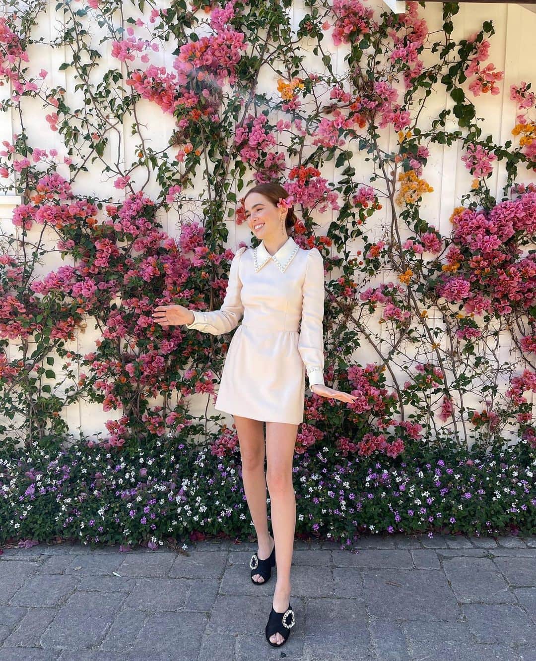 ゾーイ・ドゥイッチのインスタグラム：「does anybody, any one single body, know what to do with their hands when they pose for a photo. asking4afriend🕵️‍♀️」