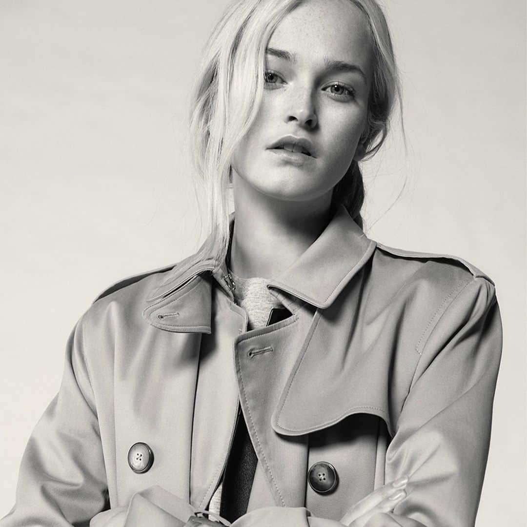 Massimo Duttiのインスタグラム：「TRENCH UPDATED ⎮ Ultimate class. Trench collection available now in stores and massimodutti.com Photographer @robingaliegue Thanks @jean_campbell #MassimoDutti #NewinDutti」