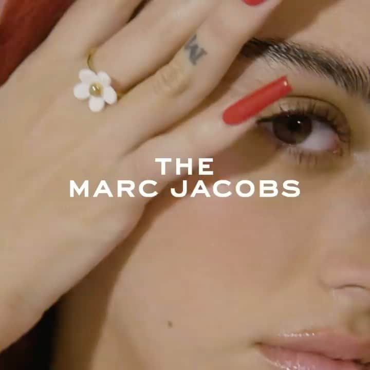 のインスタグラム：「Lola Leon, daughter of longtime muse Madonna, stars in THE MARC JACOBS SPRING CAMPAIGN.  Shop the new collection on marcjacobs.com  Filmed by @BriannalCapozzi Styled by @HaleyWollens  Hair by @TamaraMcNaughton Makeup by @FaraHomidi Nails by @NailsByMei Set Design by @MatCullen  Casting by @EstablishmentNY Featuring "Rolling" by @ESPForever  December 19, 2020 in New York City.」