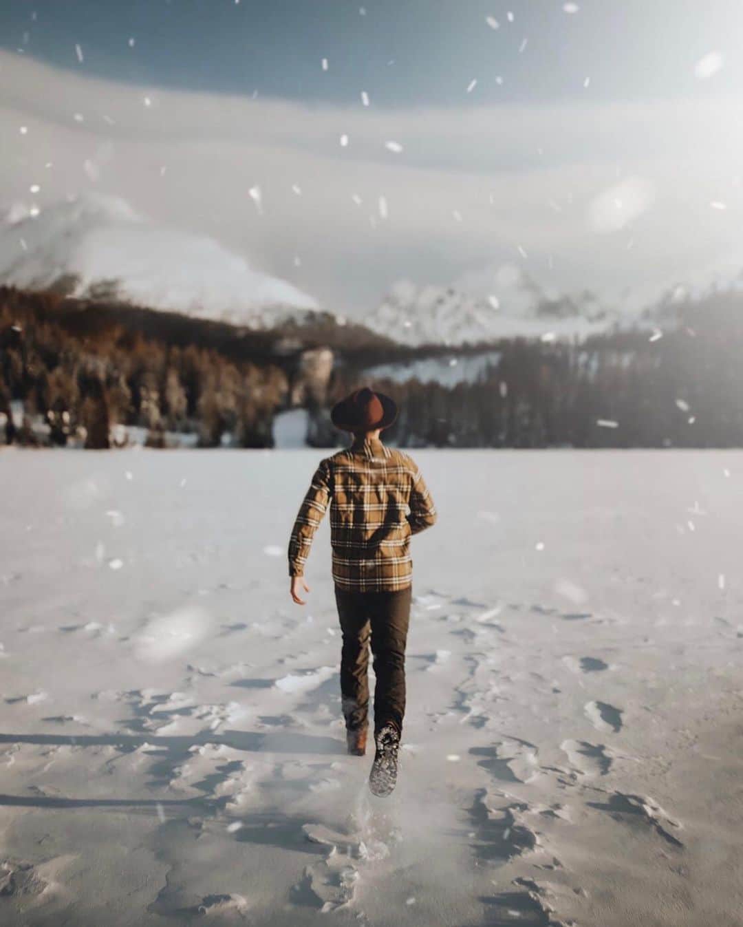 FOLKのインスタグラム：「These favorites are really taking me away today. Living in the different worlds. 1.) @filipkvasnak 2.) @rachelbpressley 3.) @karaokeefe 4.) @kpunkka 5.) @joshsavely 6.) @jwirtalla」