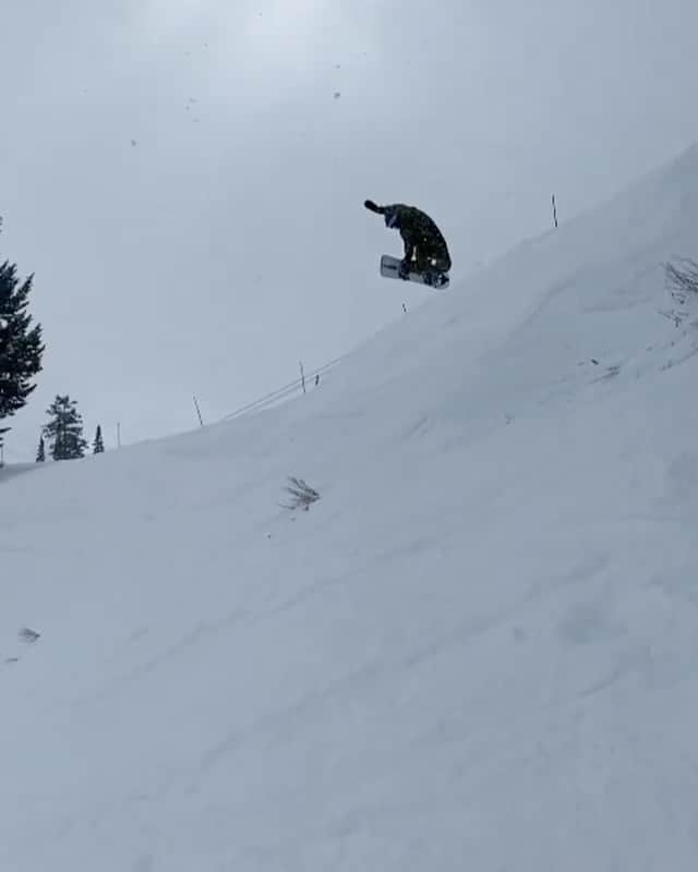 アナログクロージングのインスタグラム：「Listen closely and you can hear @mikkel_bang’s binding squeaking 🔈 Doesn’t matter if it’s a frontside or backside hit, Mikkel has a method for both.  Check In With Mikkel via Link In Bio.」