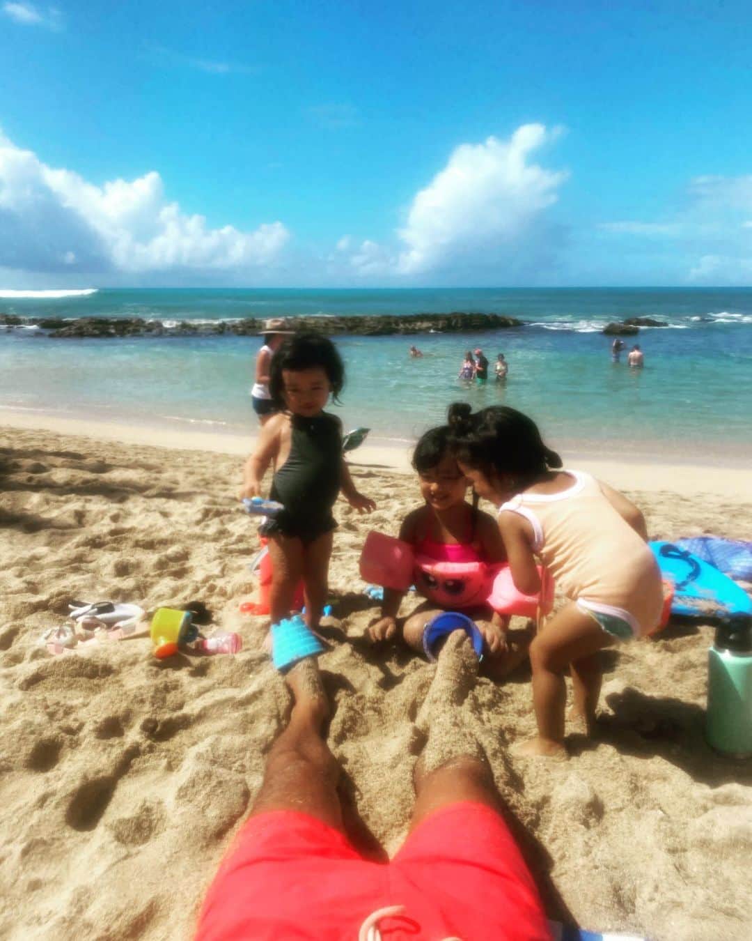 のインスタグラム：「ビーチでガールズ3人に囲まれて。 モテモテ🤩 #hawaiilife #daddylife」
