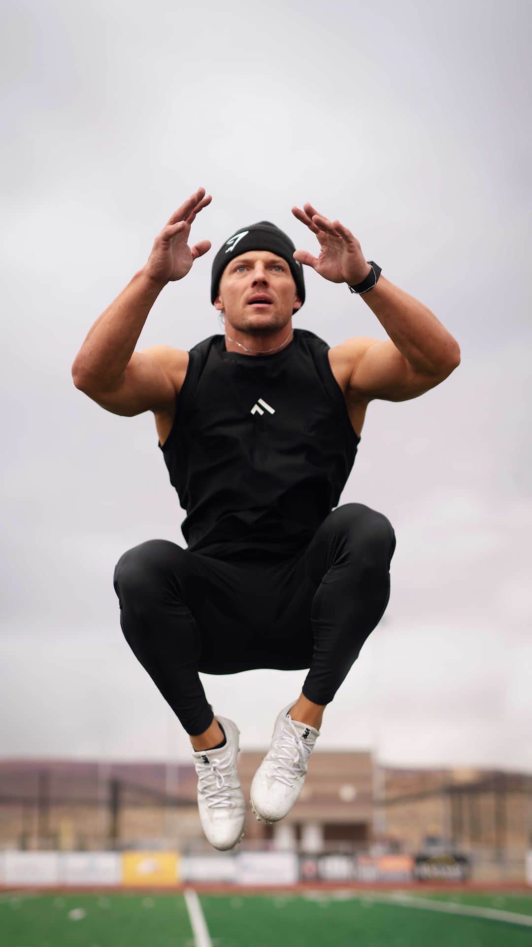 スティーブ・クックのインスタグラム：「Today we’re taking it to the field. You can also do this on a treadmill  1. 50 meter sprint  -25 push ups 2. 50 meter sprint  -8 cycle jumps each leg 3. 50 meter sprint  -15 V ups 4. 50 meter sprint  -7 broad jumps  5. 50 meter sprint  -30 shoulder taps. 6. 50 meter sprint  -10 burpees jumps   Rest 3 mins and repeat 2 more times. @fitnessculturetraining @gymshark  🎥 @alexluscombe_photography  Song Astronaut in the Ocean by Masked Wolf #trackworkout #hiitworkout #fatlosscardio #circuittraining」