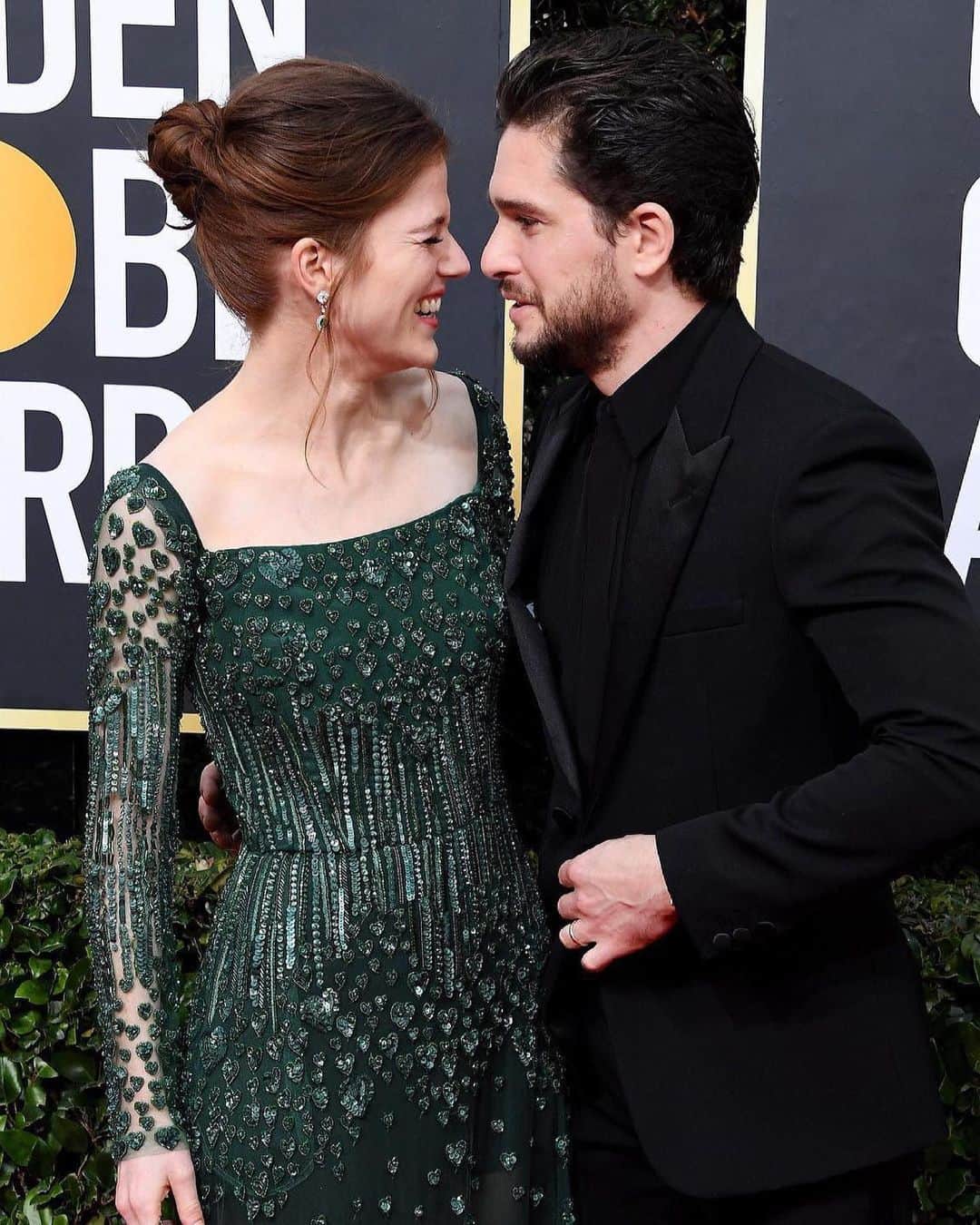 E! Onlineさんのインスタグラム写真 - (E! OnlineInstagram)「Kit Harington & Rose Leslie are officially parents! 💕 By the old gods and the new, we swear we've never been happier than for this news. Link in bio for all the details on their little one. (📷: Getty)」2月17日 4時31分 - enews