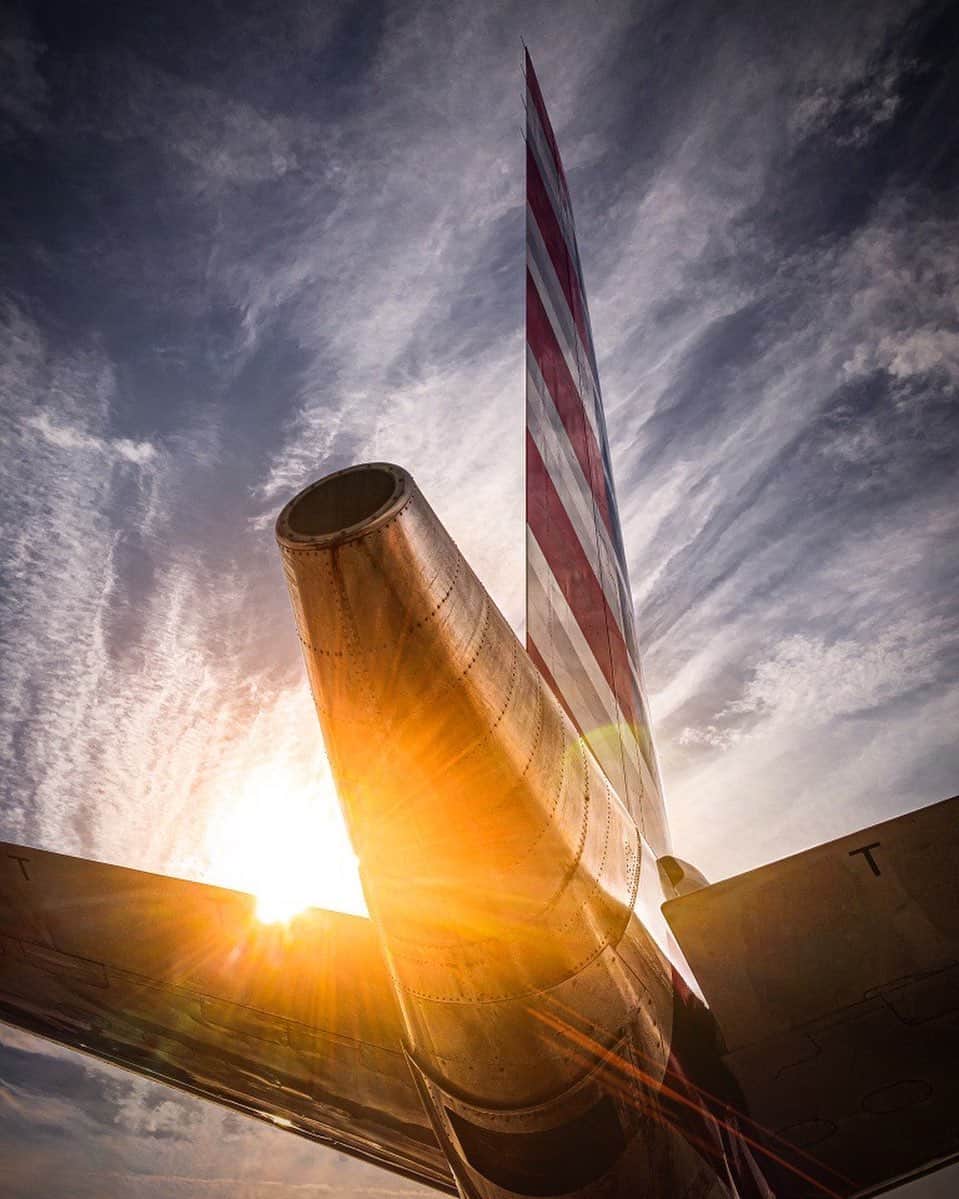アメリカン航空さんのインスタグラム写真 - (アメリカン航空Instagram)「A “#TailTuesday” haiku for you.  The sun moves on sky. Sparkling colors move in sight. That’s our tail in flight.  📷 by: @ramp_life」2月17日 4時41分 - americanair