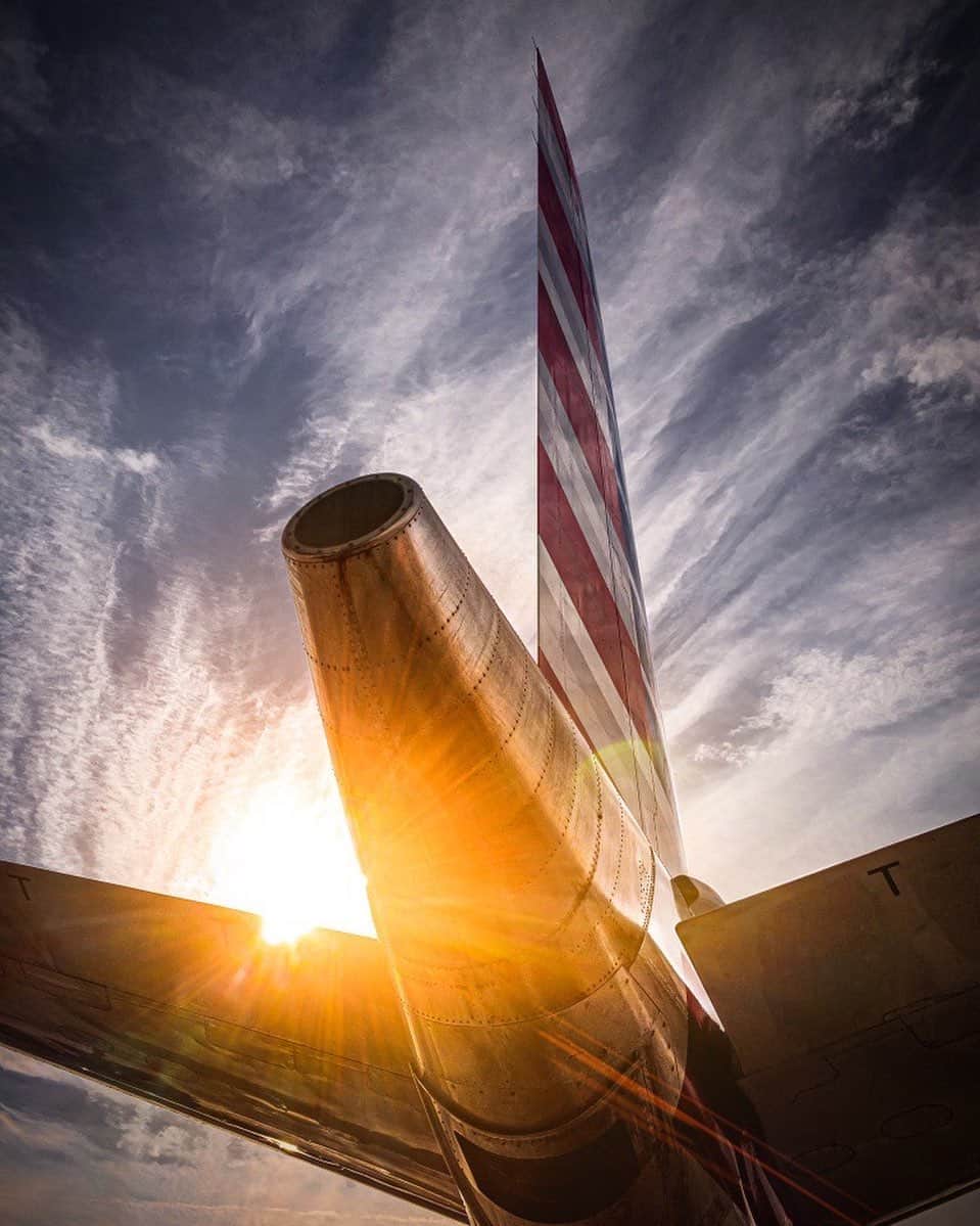 アメリカン航空のインスタグラム：「A “#TailTuesday” haiku for you.  The sun moves on sky. Sparkling colors move in sight. That’s our tail in flight.  📷 by: @ramp_life」